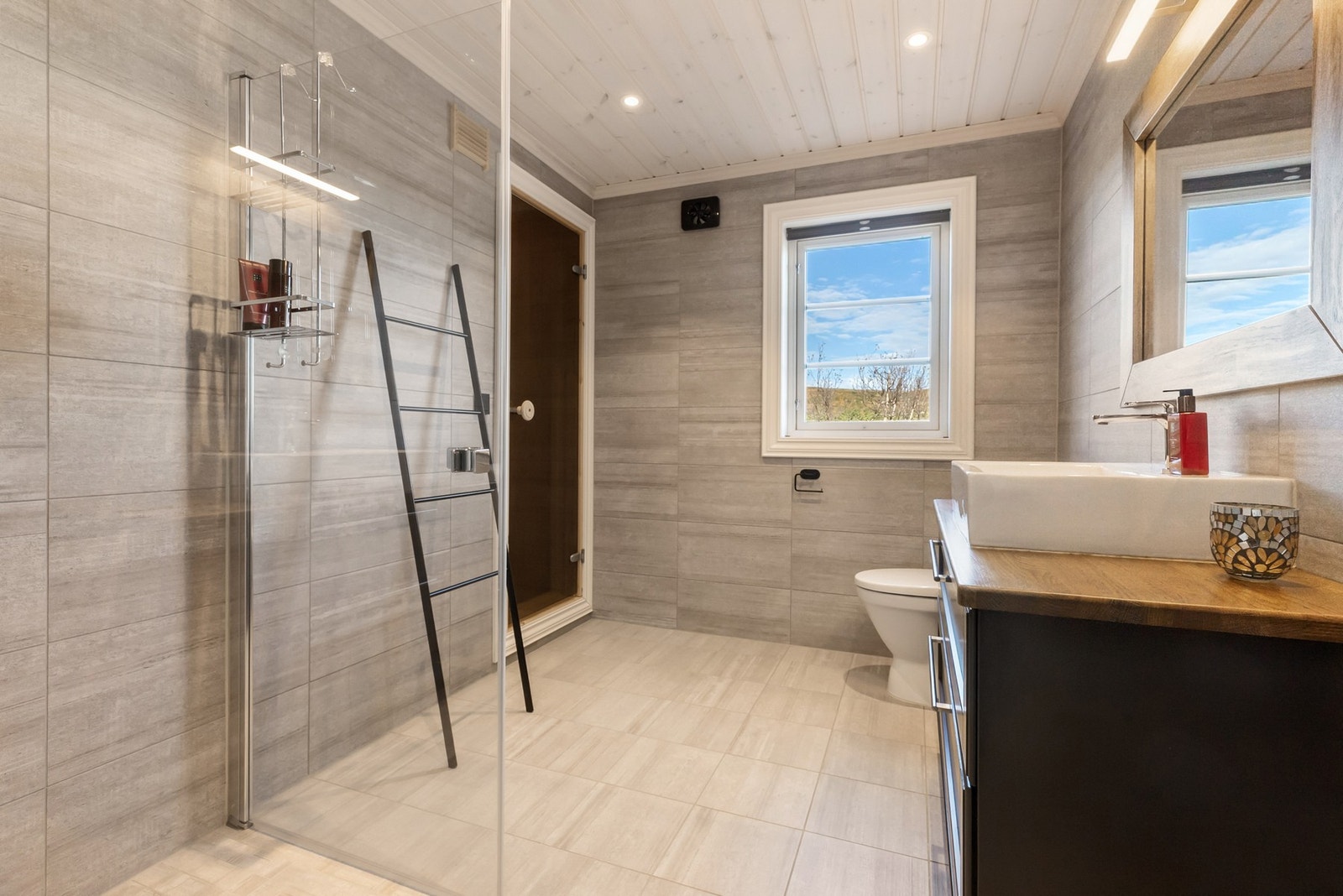 Meget praktisk med to bad når man er flere på hytta. Her fra bad nummer 2. Tilliggende badstue på dette badet Galleribilde