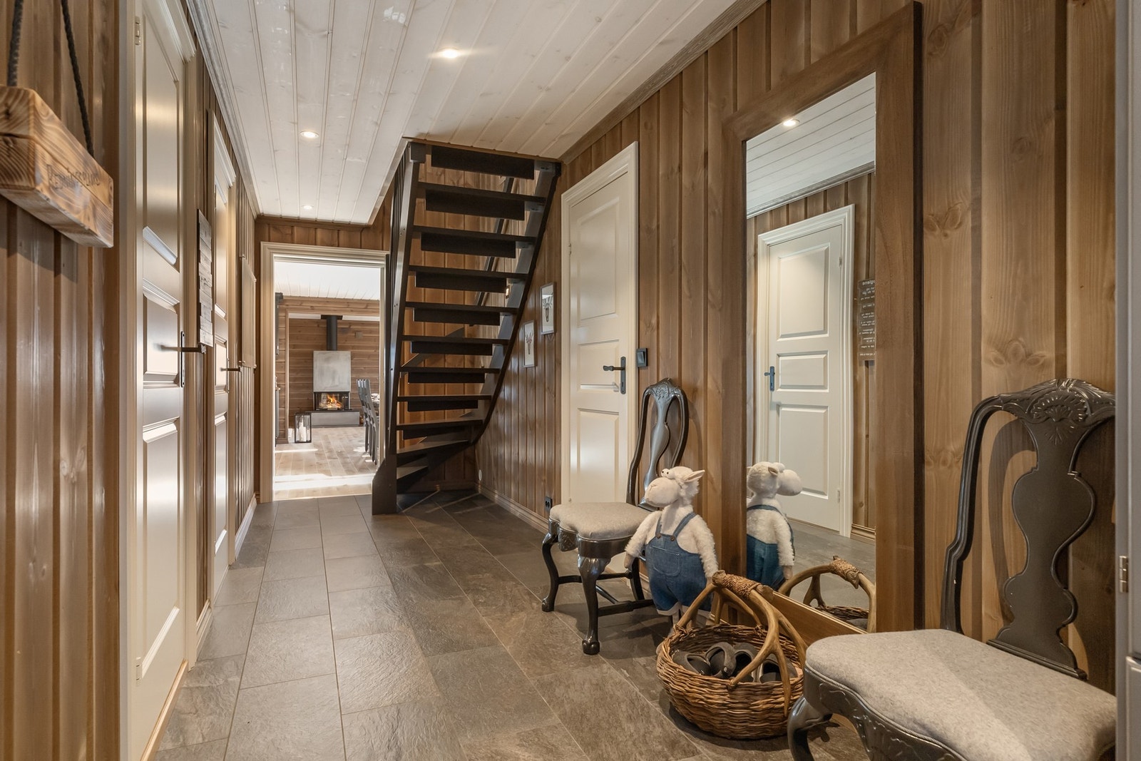 Entré med flislagt gulv og varmekabler Galleribilde