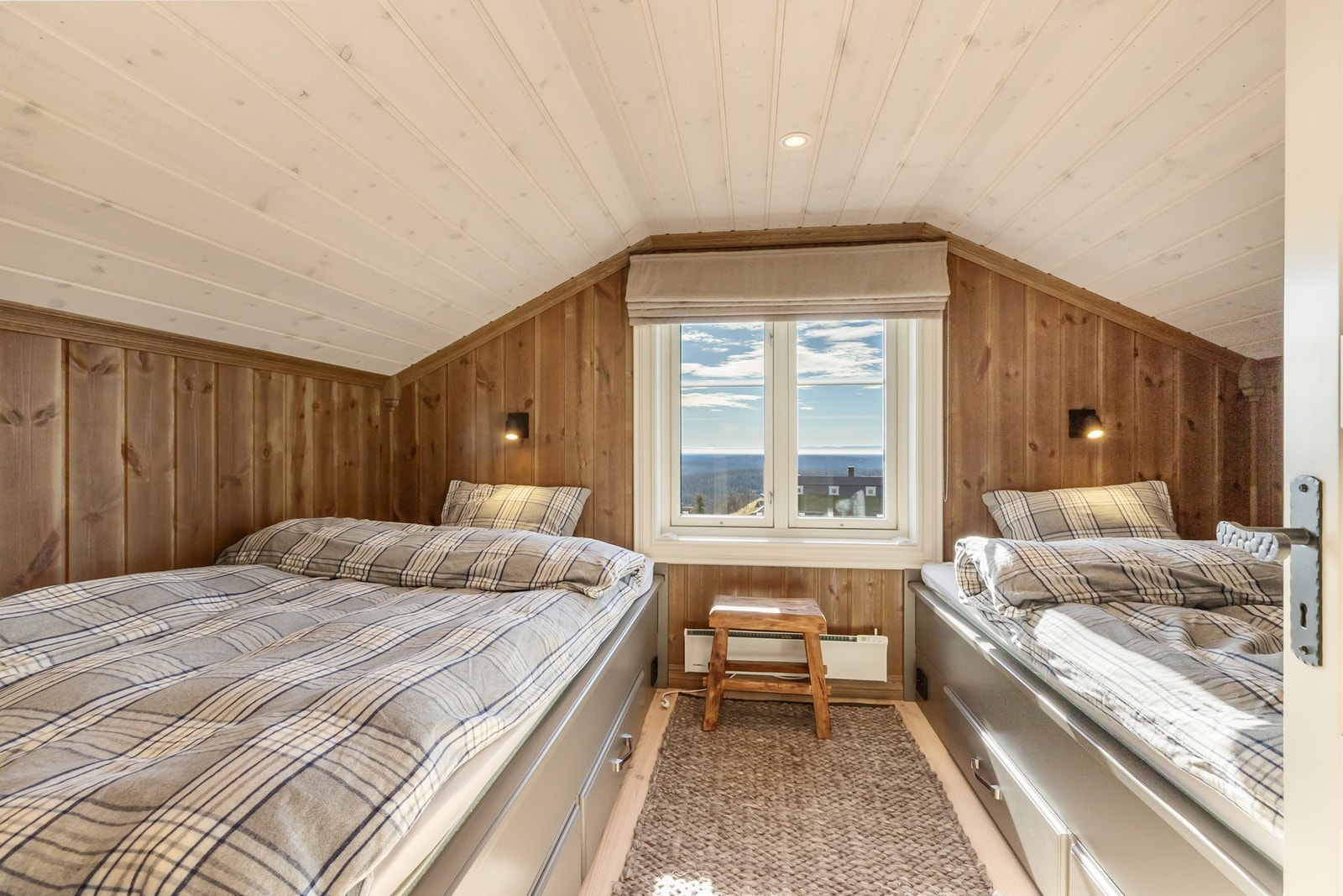 På hemsen er det to rom med lukkbar dør som begge er møblerte med to plassbygde 120cm senger Galleribilde