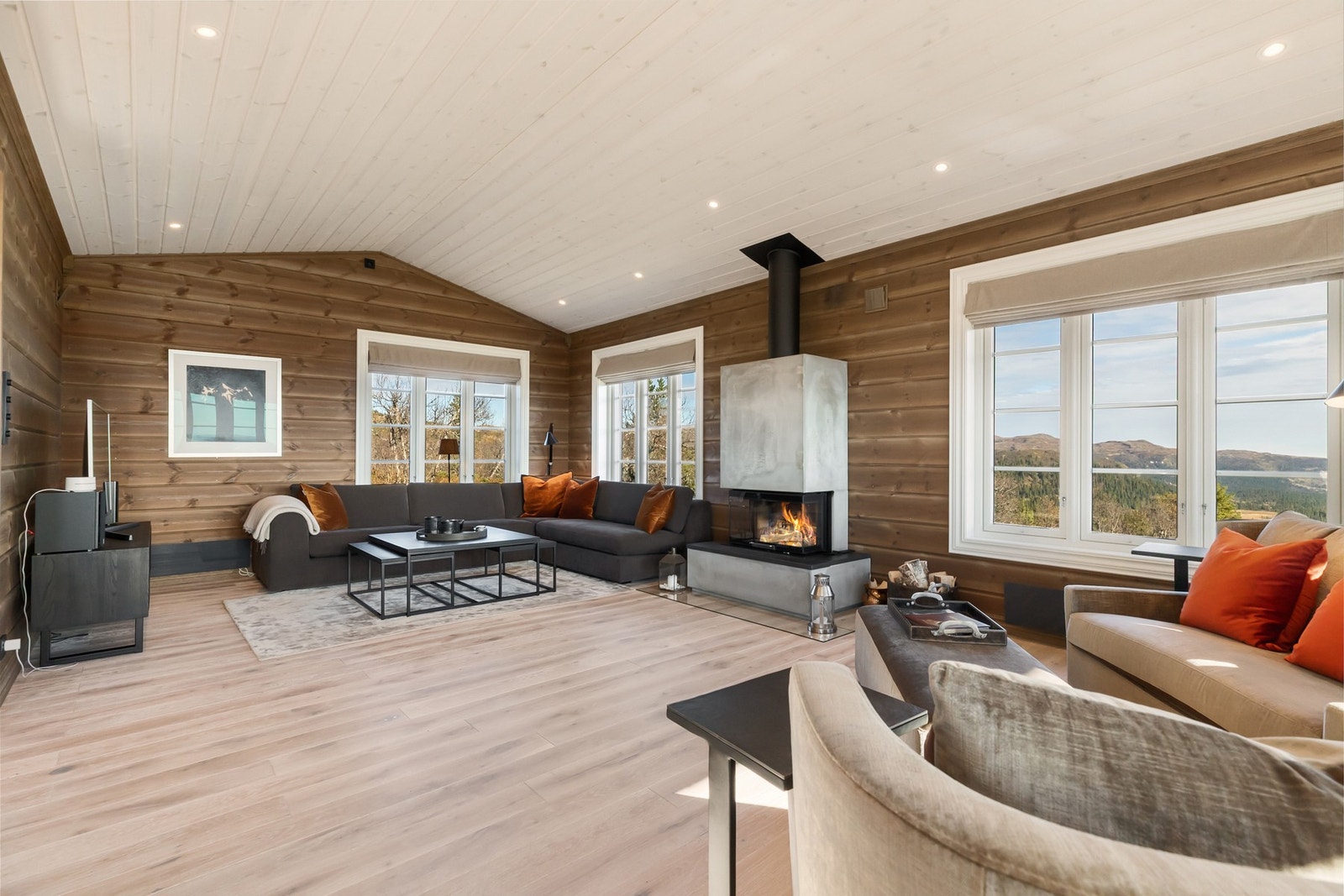 Store vindusflater slipper inn lys og ikke minst utsikt Galleribilde