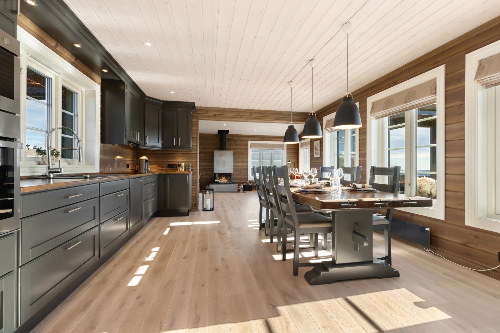 Integrerte hvitevarer som kombiskap kjøl/frys, induksjonstopp, komfyr og mikrobølgeovn medfølger salget. Galleribilde