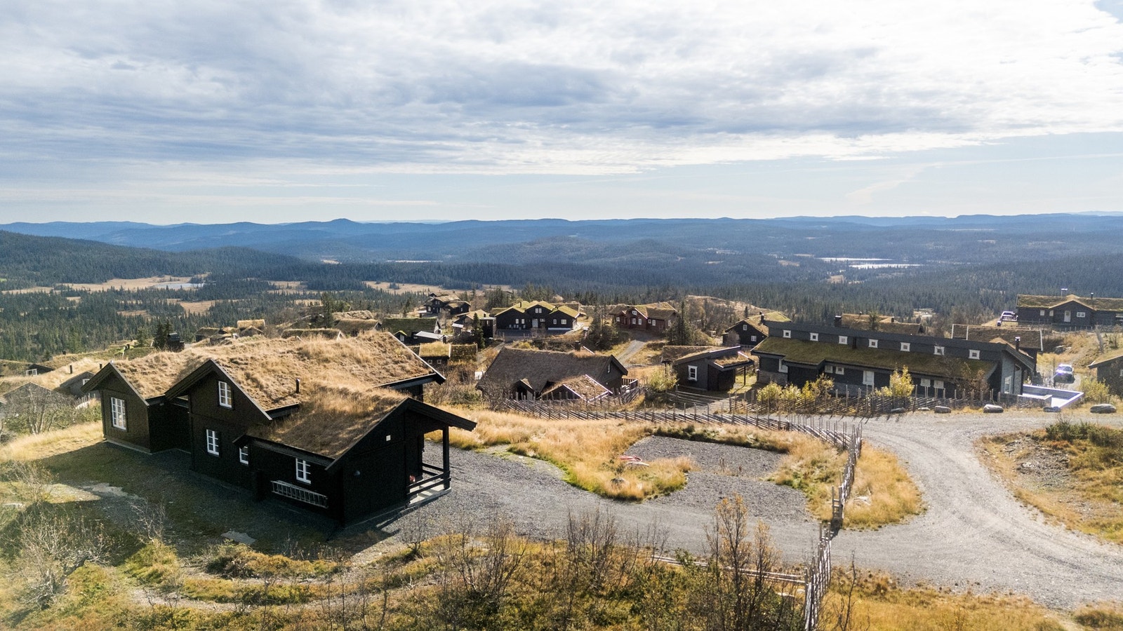 Deler av tomten er inngjerdet med skigard. Velkommen til Tiurtoppen 9 Galleribilde