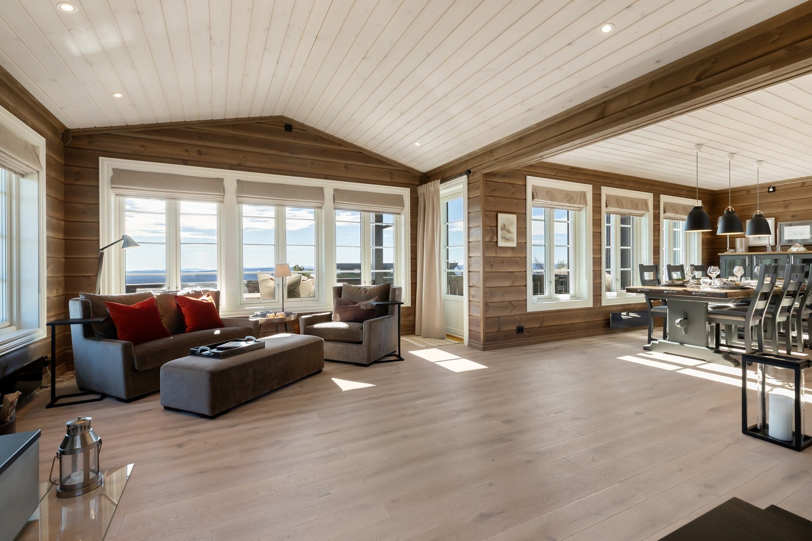 Romslig stue med mønet himling som gir en god romfølelse. Galleribilde