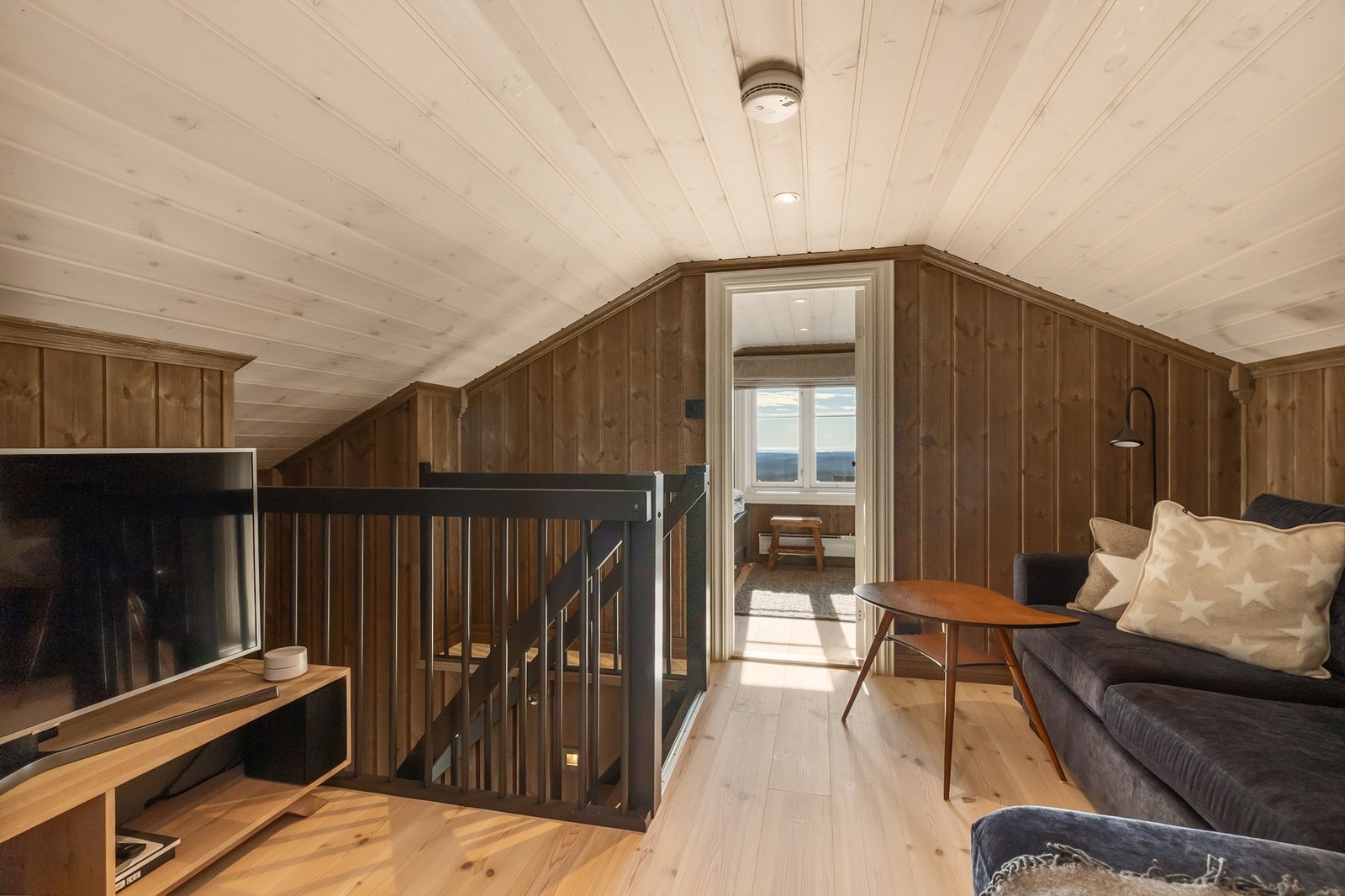 I midten av hemsen i dag er det møblert til en hemsstue med sofa og TV. Galleribilde