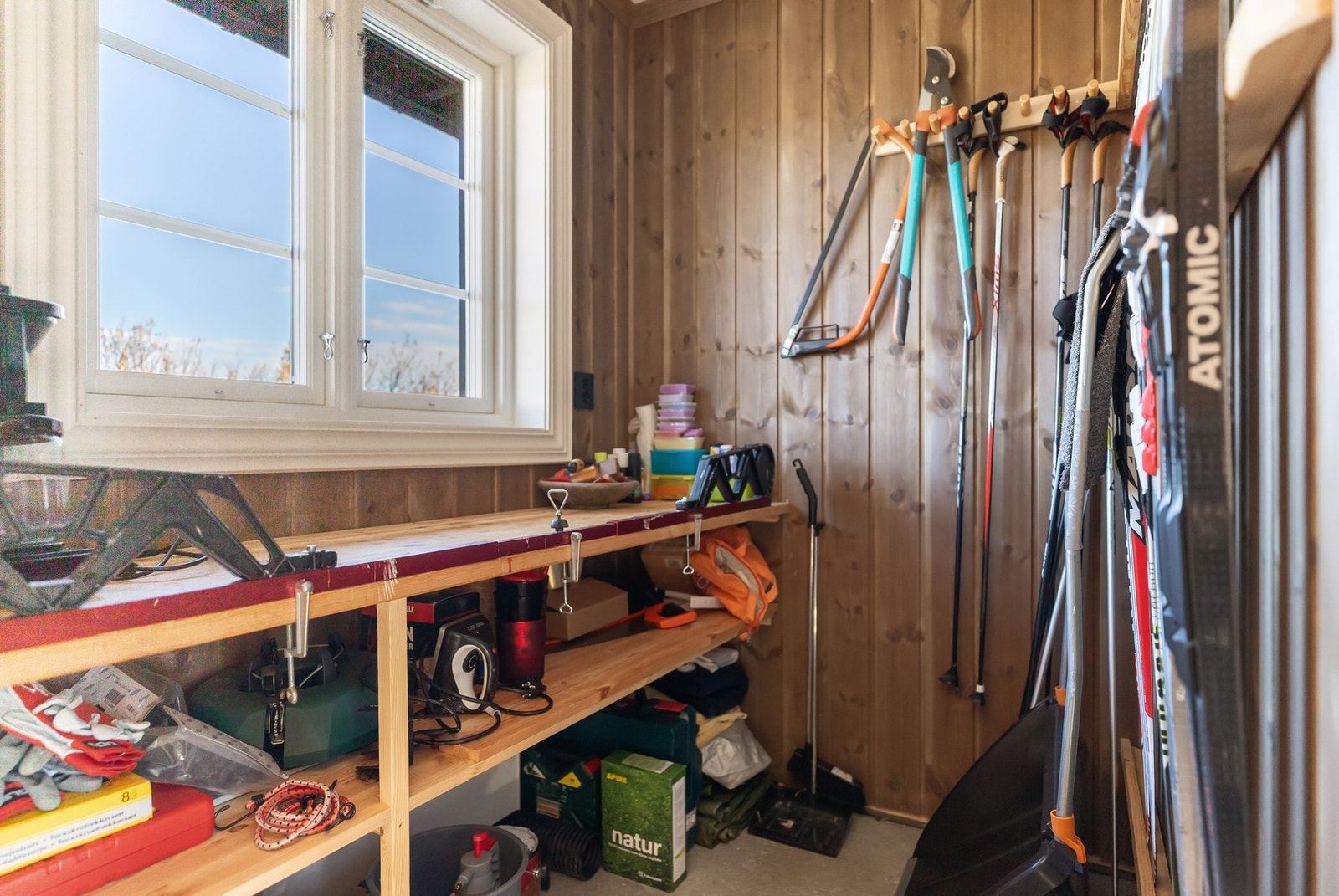 Utvendig, praktisk bod med smørebenk og god plass til lagring av diverse redskaper og utstyr. Galleribilde