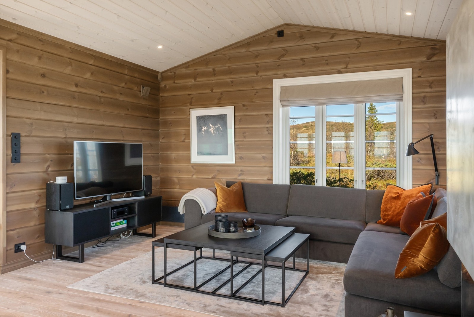 Gulv i heltre, og liggende beiset panel på vegg, samt panel i himling med downlights. Galleribilde