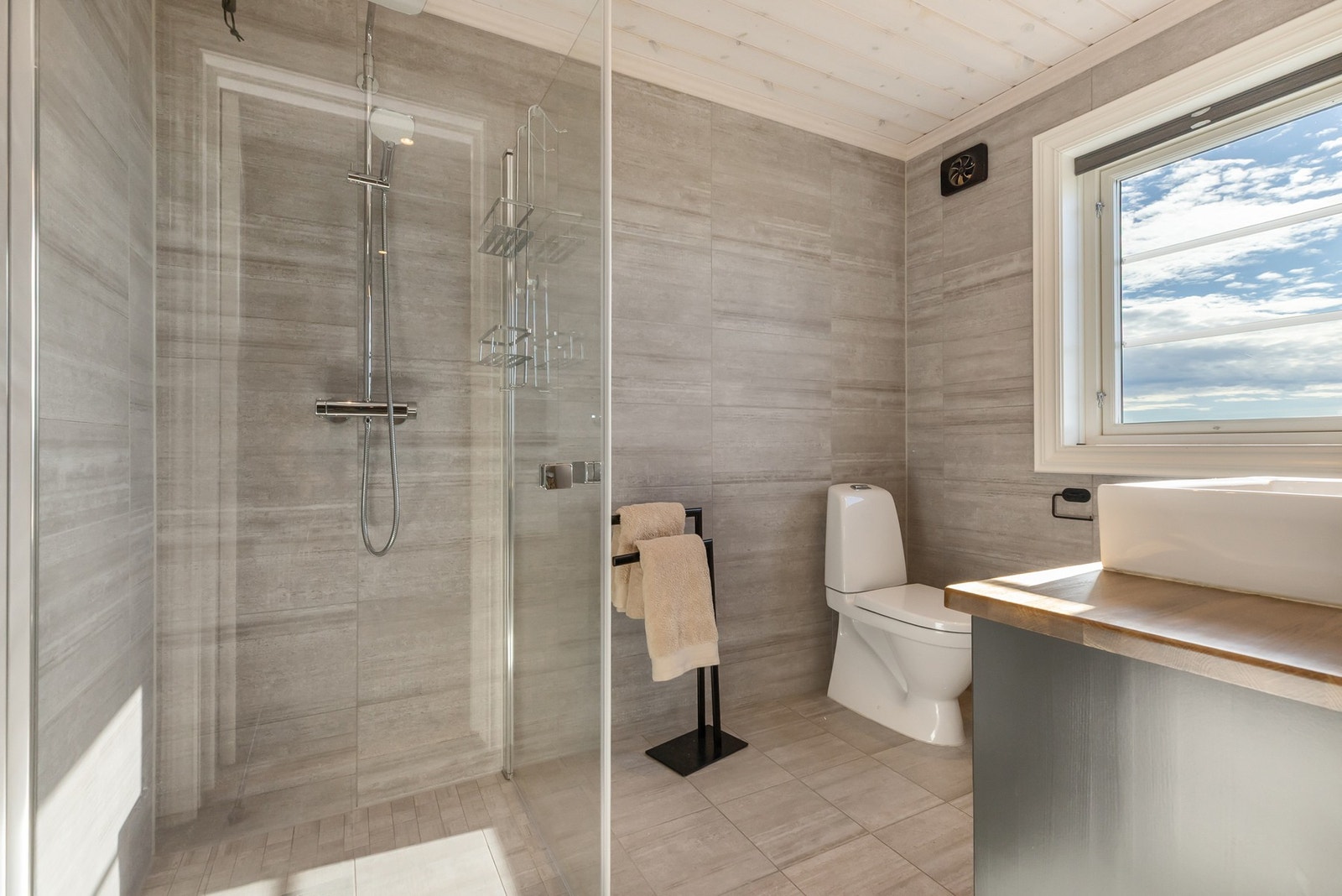 Hytta har to bad. Dette badet er tilliggende hovedsoverommet. Galleribilde