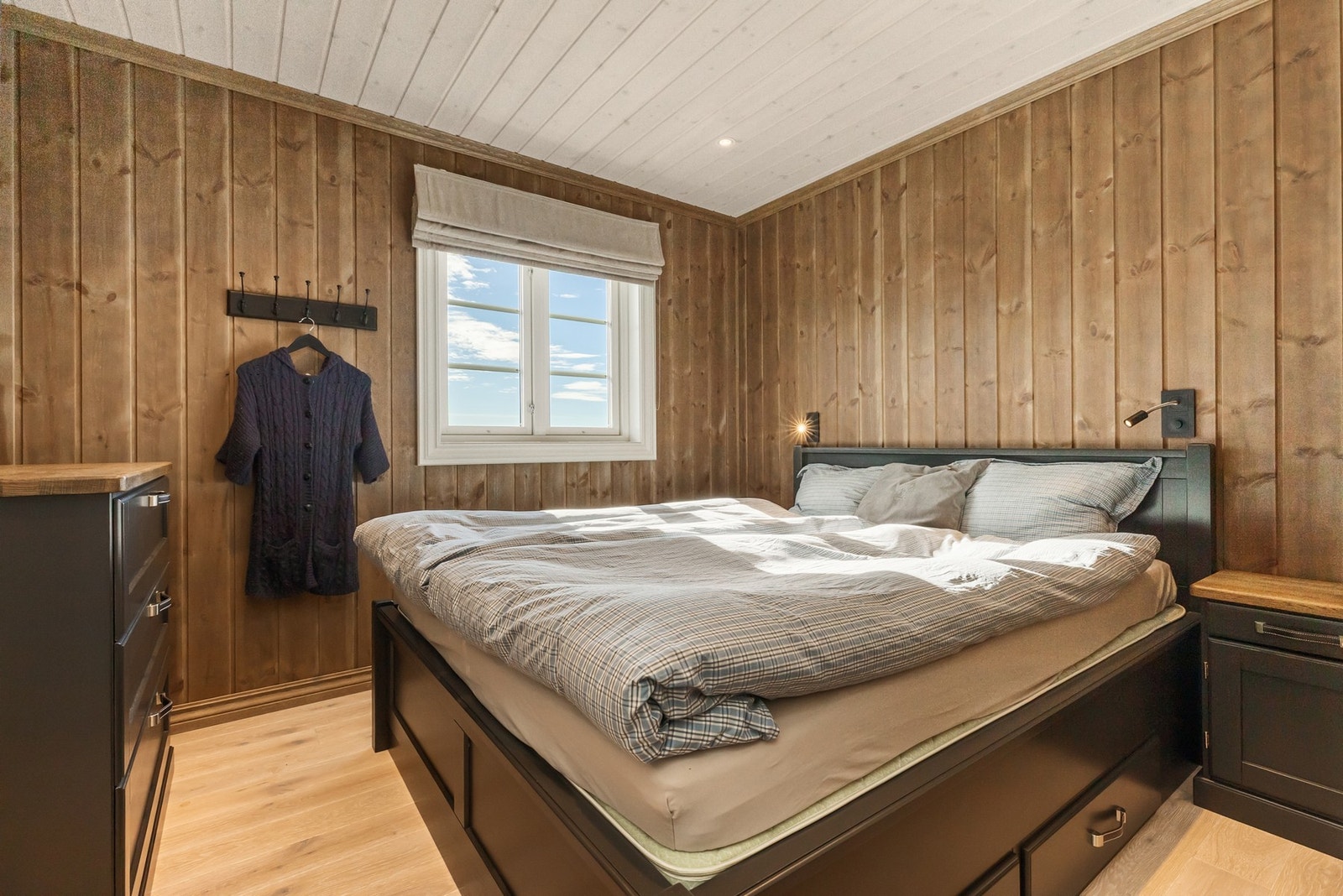 Hytta har to soverom i hovedetasjen Galleribilde