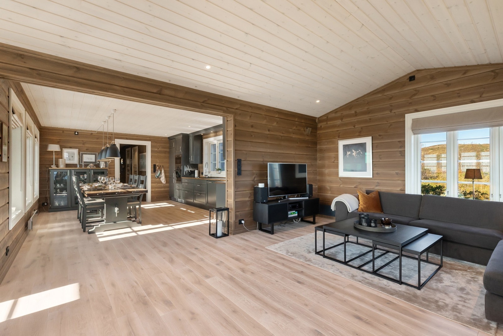 Stue og kjøkken er i delvis åpen løsning Galleribilde