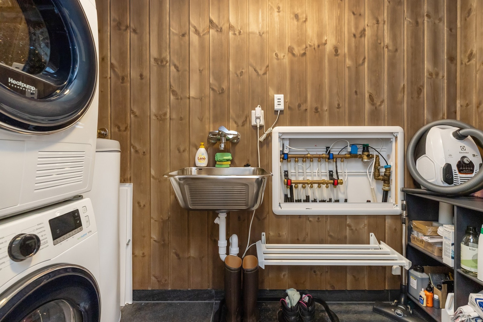 Hytta har eget vaskerom/teknisk rom. Her finnes utslagsvask og det er opplegg for vaskemaskin. På dette rommet er varmtvannsbereder lokalisert. Galleribilde
