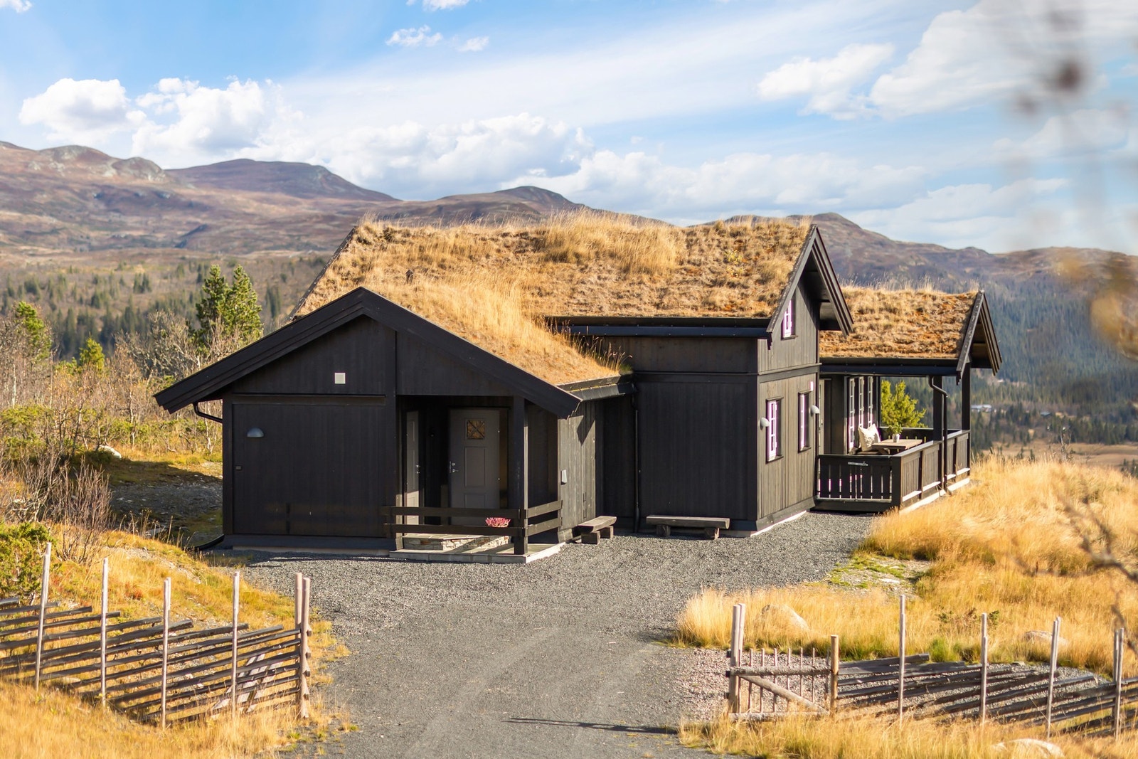 Gjennomført og stilfull hytte bygd i 2018. Her ligger alt til rette for å kunne nyte fjellheimen Galleribilde