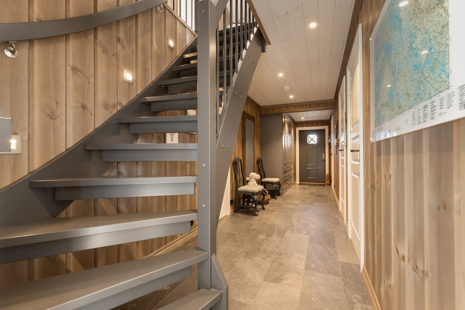 Fra entré/gang er det trapp opp til hemsen. Galleribilde