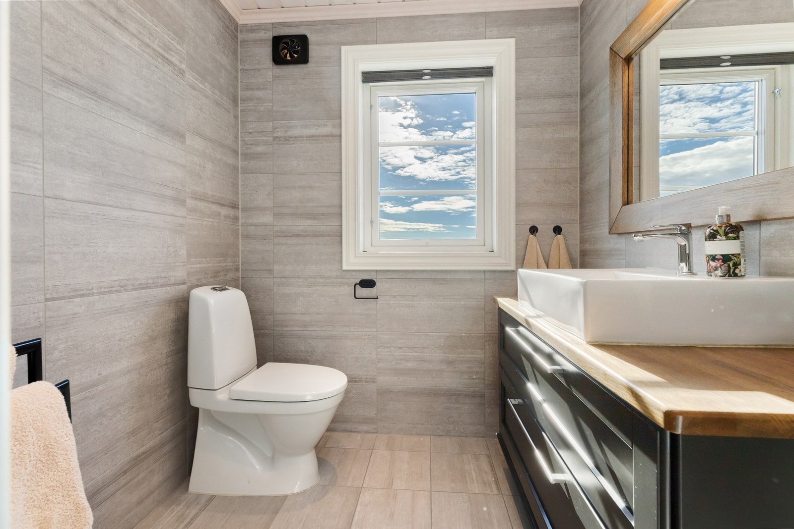 Begge bad har dusjnisje med nedsenkede gulv, gulvmonterte toaletter, heltre skapinnredninger med heldekkende eikeplate og nedfelt porselensservant. Galleribilde