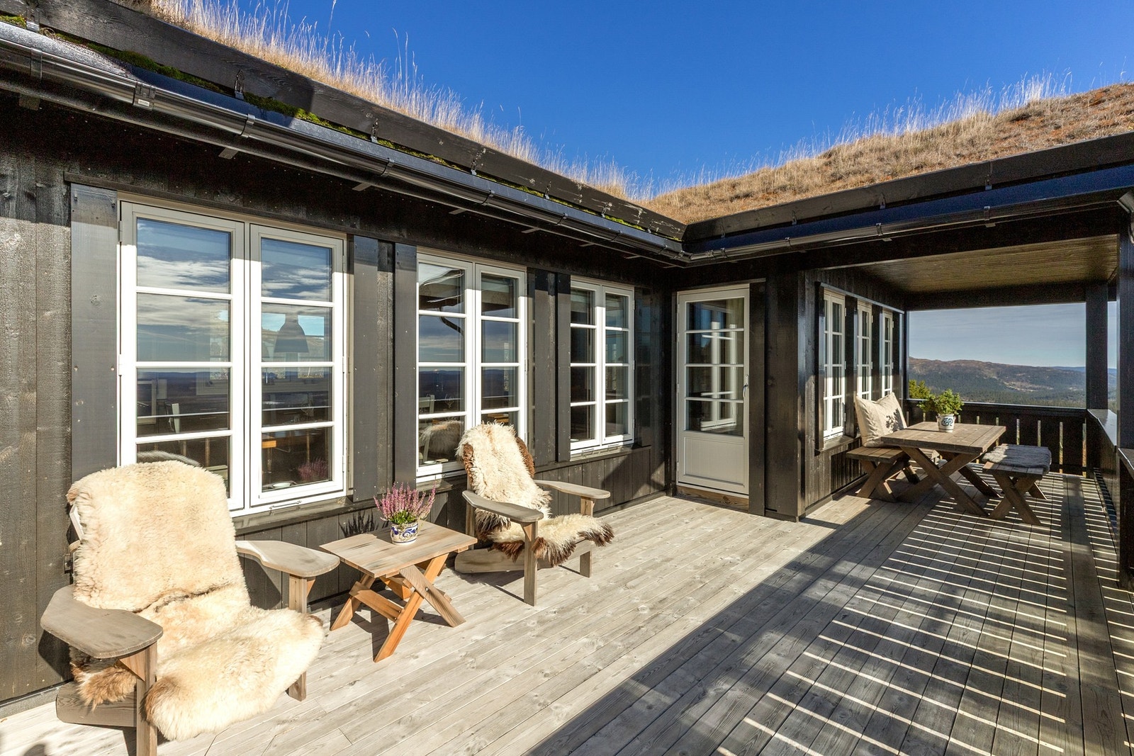 Romslig, delvis overbygget terrasse hvor solen, utsikten og fjelluften kan nytes i fulle åndedrag. Galleribilde