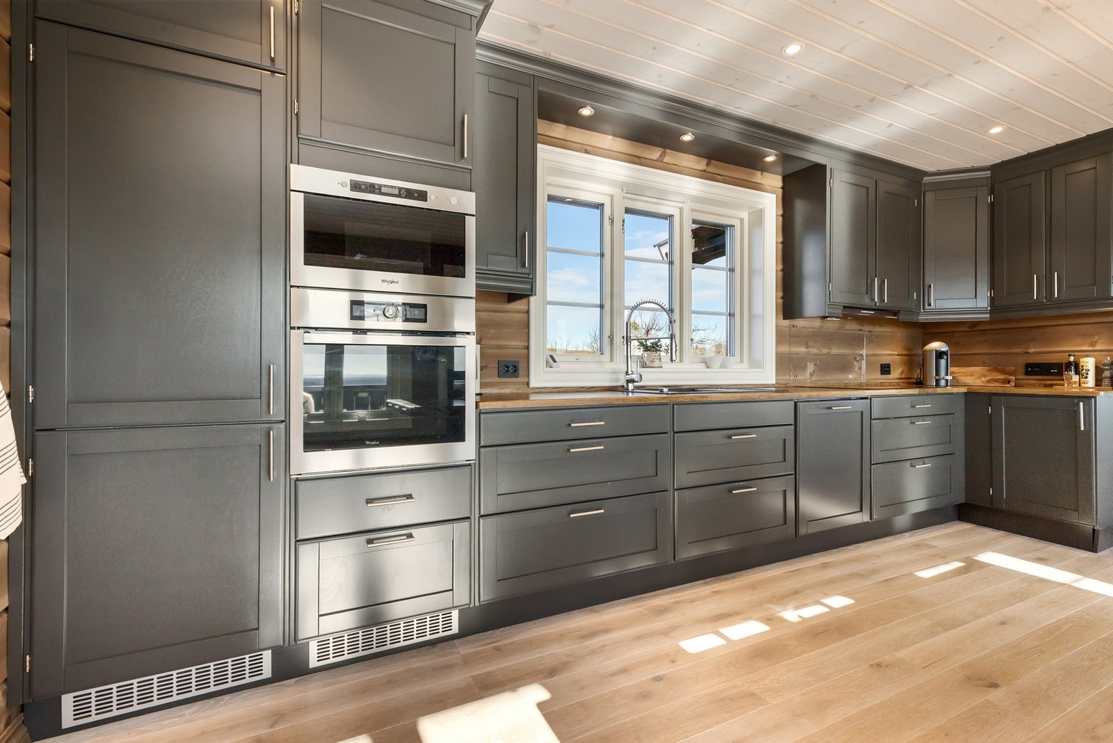 Fronter og dører er av behandlet overflate, og benkeplaten er i heltre oljet eik. Integrert belysning over vindu. Galleribilde