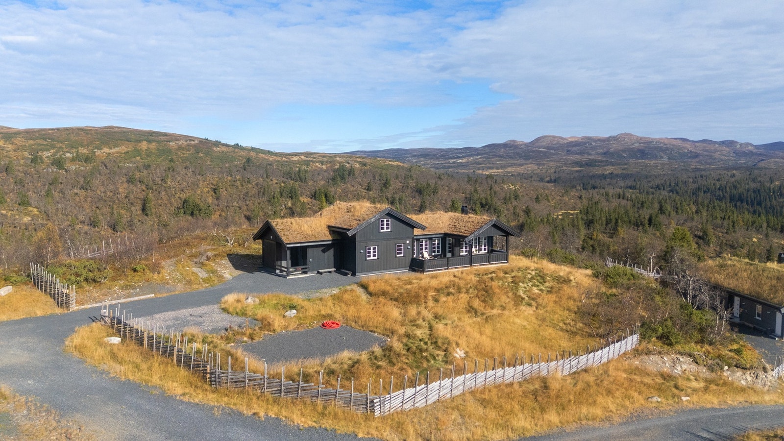 Tomten er romslig og byr på flere muligheter. Det er etablert en utgravd og tilrettelagt byggegrube for fremtidig plassering av anneks. Galleribilde