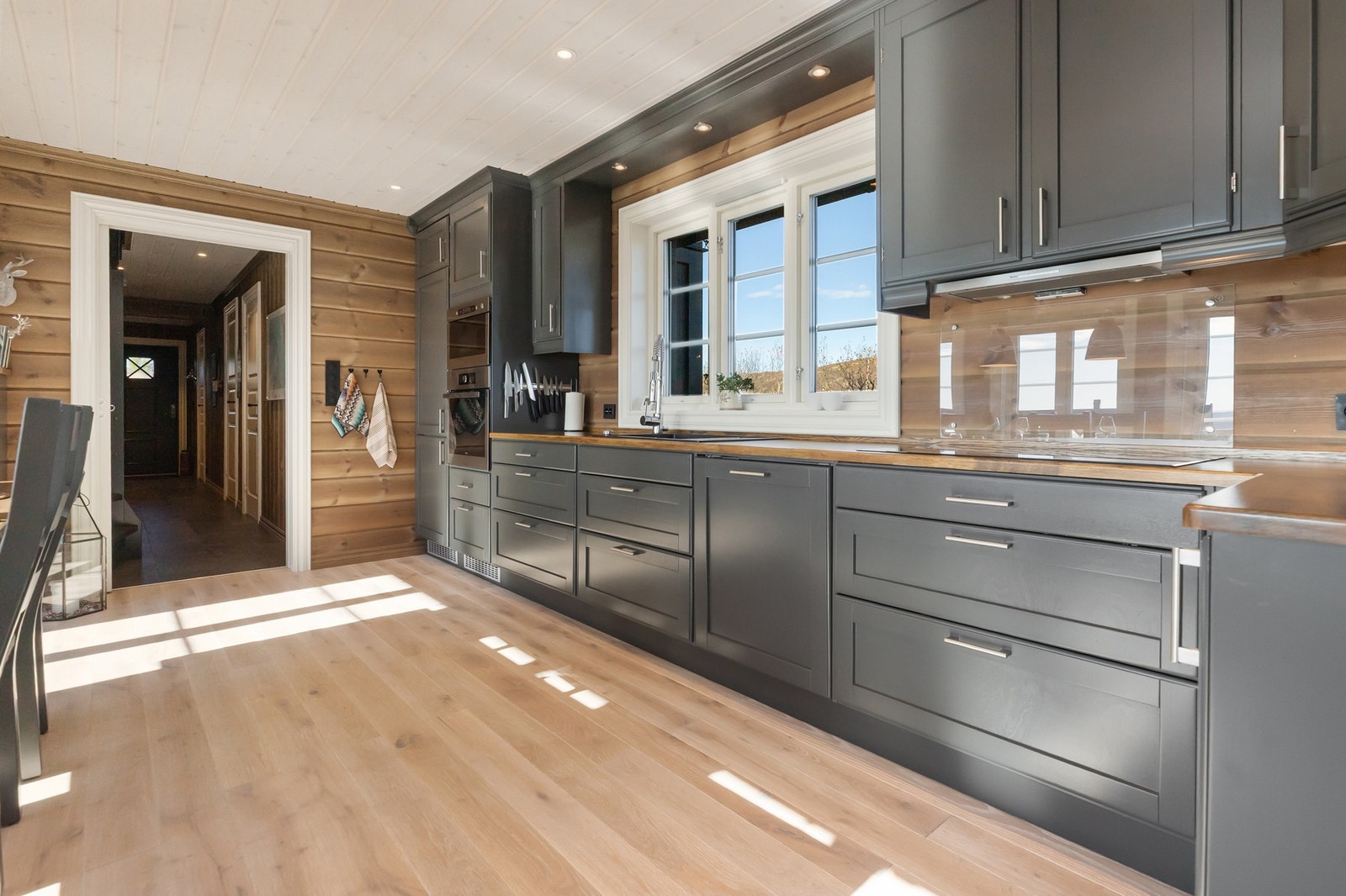 Overskap i takhøyde gir god plass, og godt med skuffer og skap gir mange muligheter. Galleribilde