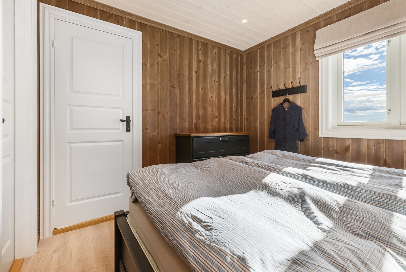 Hovedsoverommet har eget tilliggende bad, og dette soverommet er møblert med dobbeltseng. Galleribilde