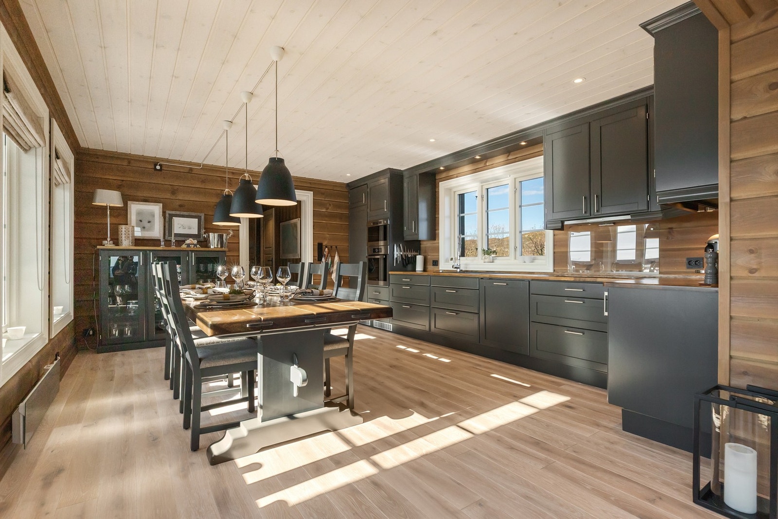 Kjøkkenet har spisestuedel, og moderne kjøkkeninnredning av god kvalitet i heltre utførelse fra Kistefos Galleribilde