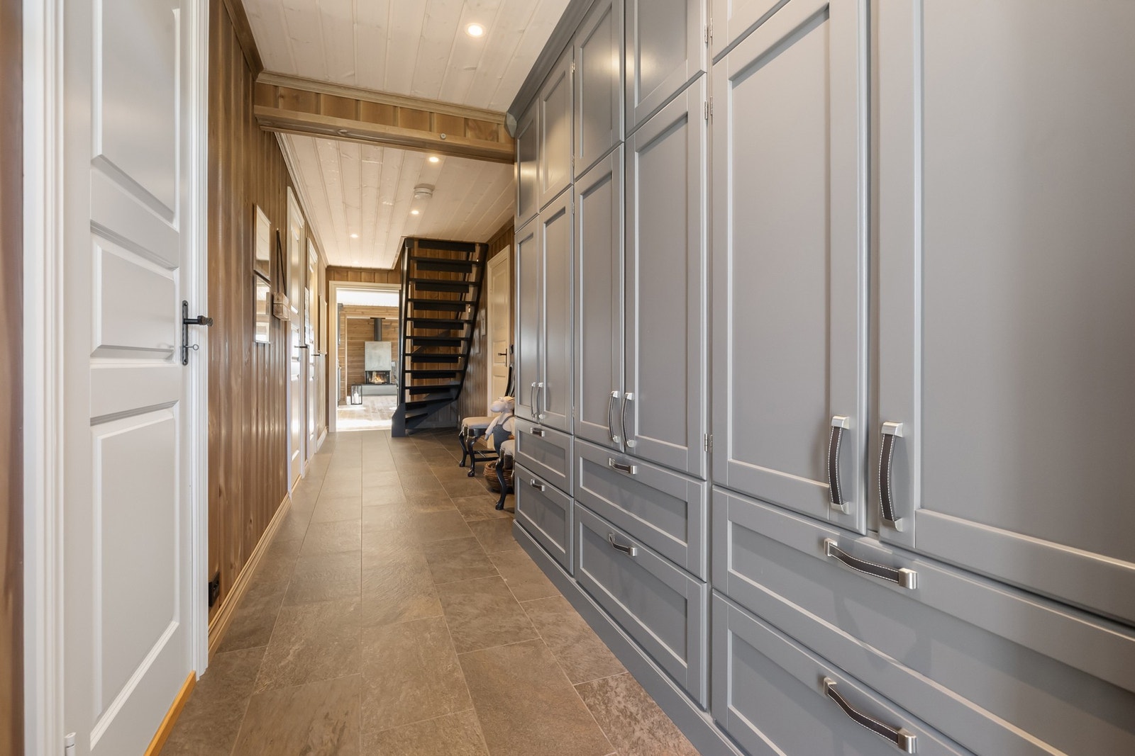 Her er praktisk plassbygd garderobeskap Galleribilde