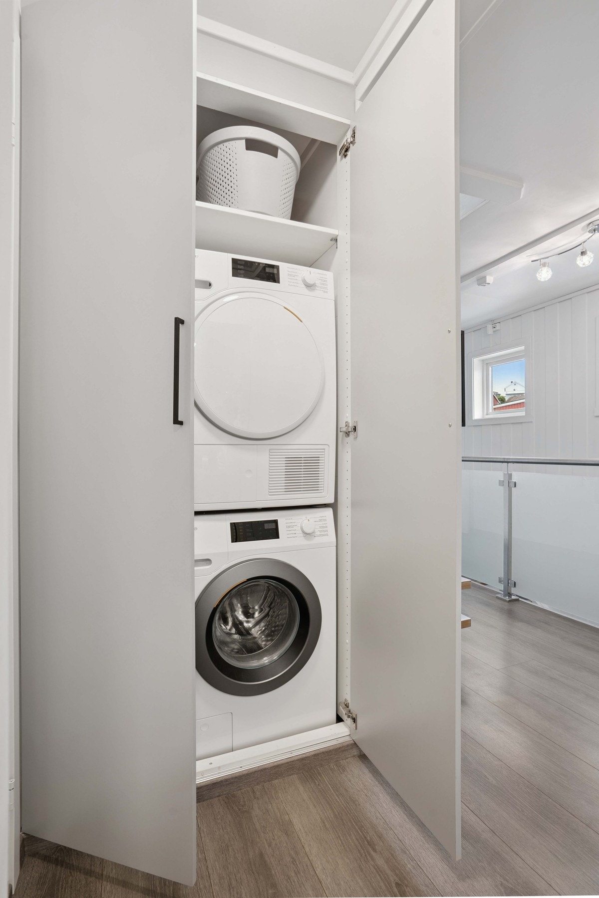 På utsiden av badet er det innredet et "vaskerom" i kottet. Galleribilde