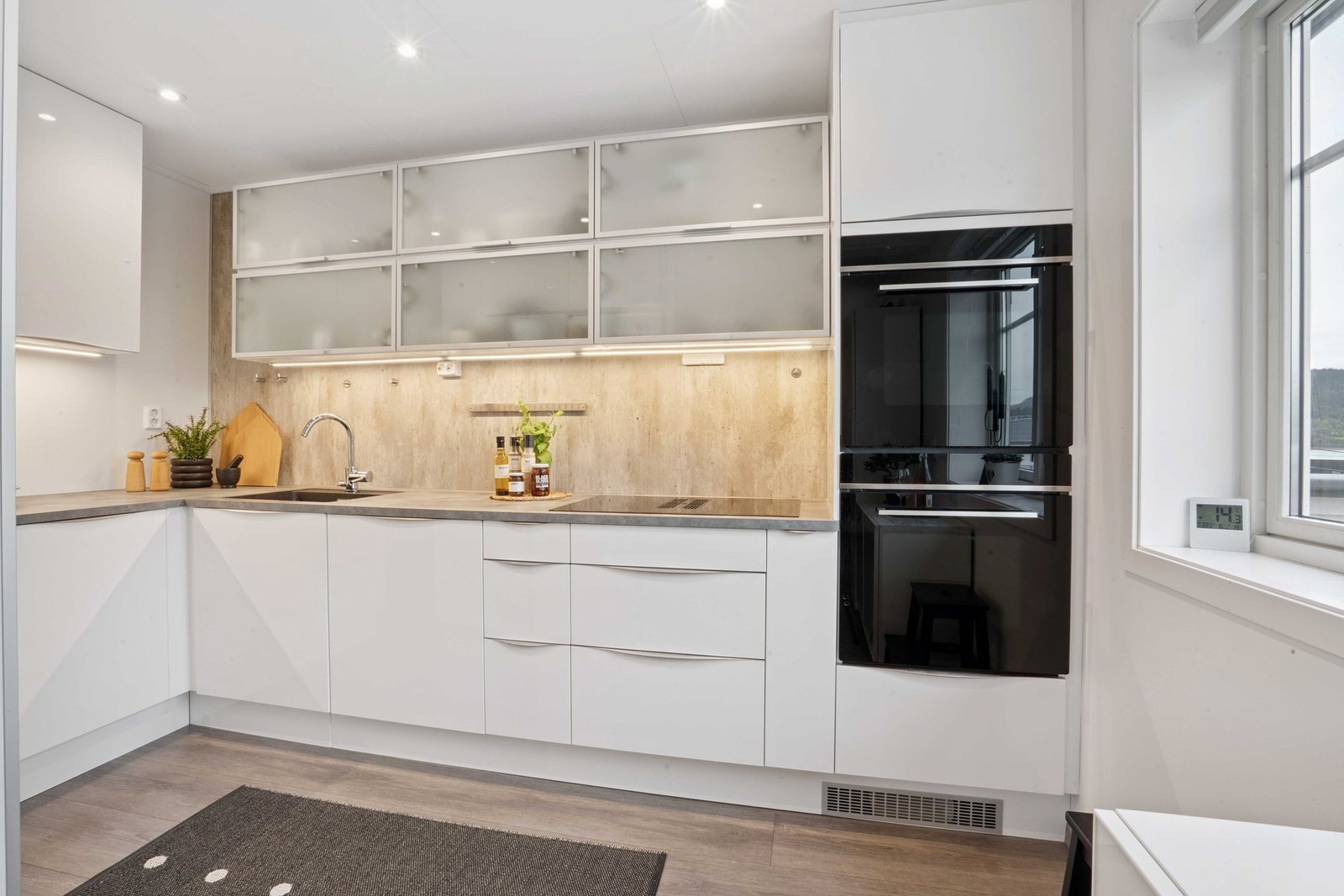 Kjøkkeninnredningen og integrert hvitevarer er fra 2020. Galleribilde