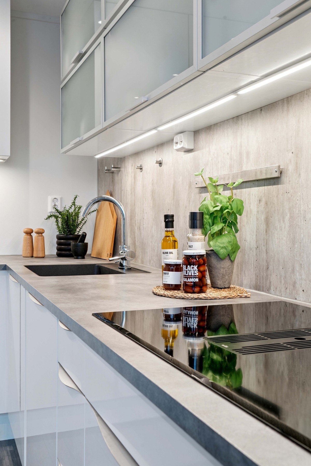 Kjøkken med rikelig med skap- og benkeplass. Galleribilde