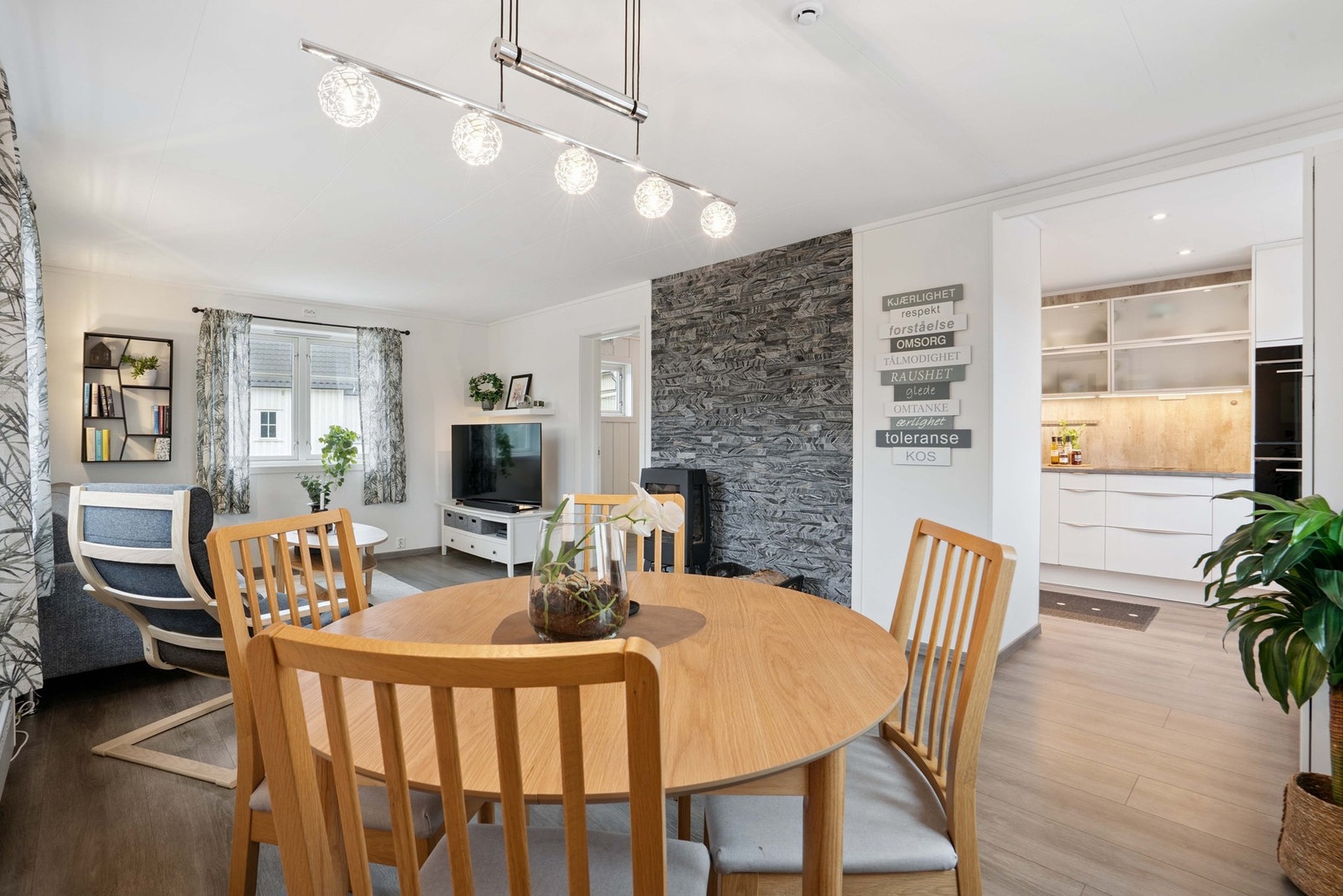 Leiligheten er gjennomgående lys og har i nyere tid blitt betydelig oppgradert. Galleribilde