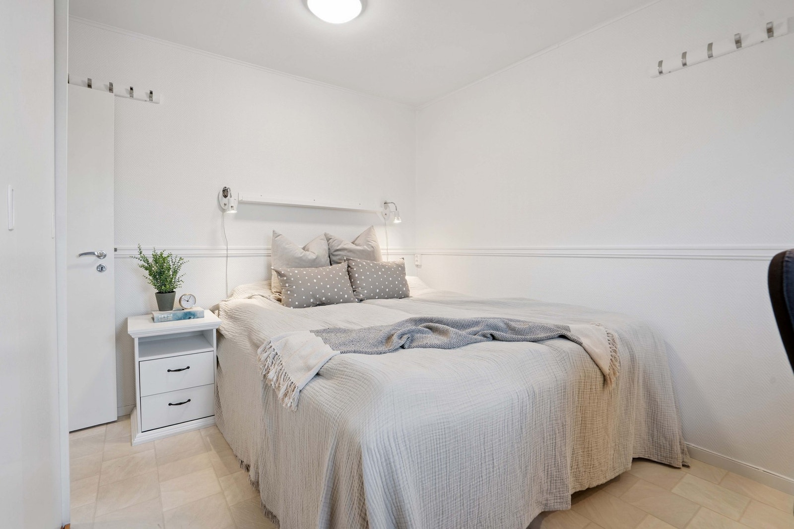 Soverom med dobbeltseng og plass til møblementer. Galleribilde