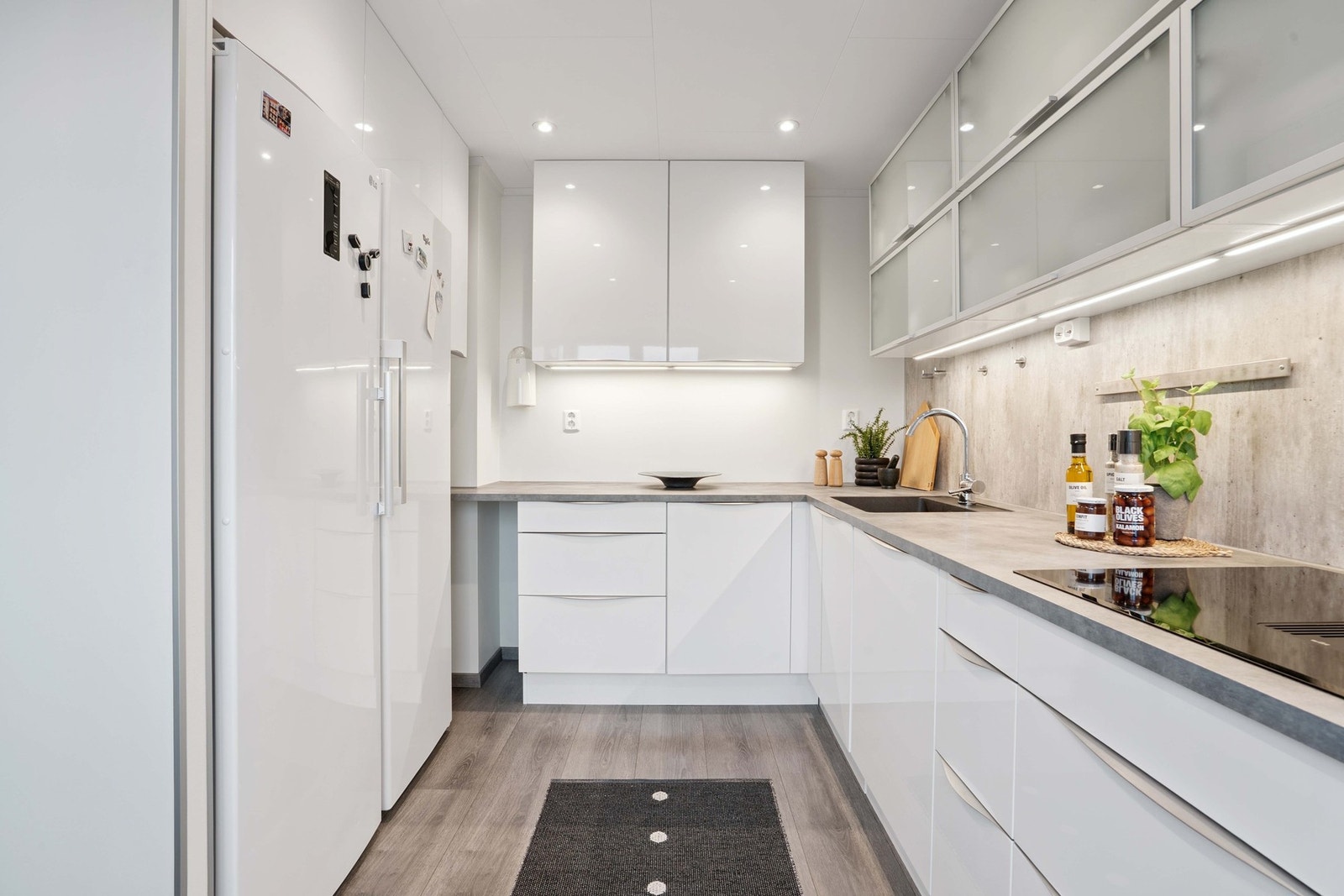 Integrert koketopp og 2. stk stekeovner. Stekeovner har
pyrolysefunksjon (selvrenseprogram). Galleribilde