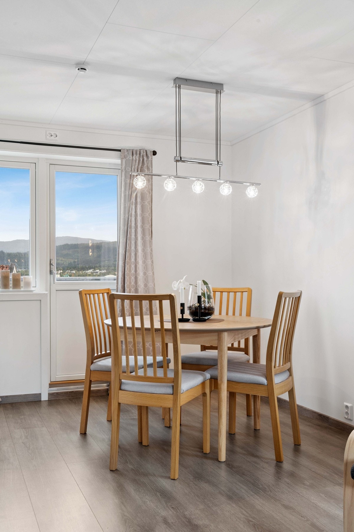 Fra stuen er det utgang til en romslig terrasse. Galleribilde