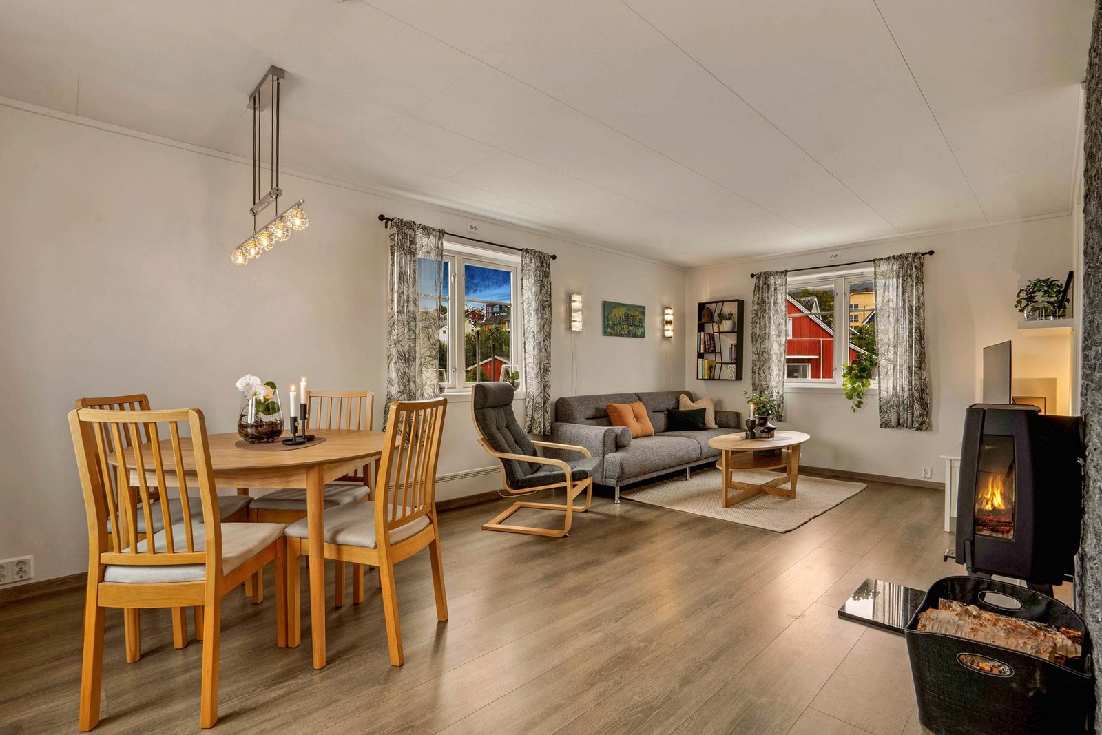 Boligen blir varmet opp med vedfyring og elektrisitet. Galleribilde