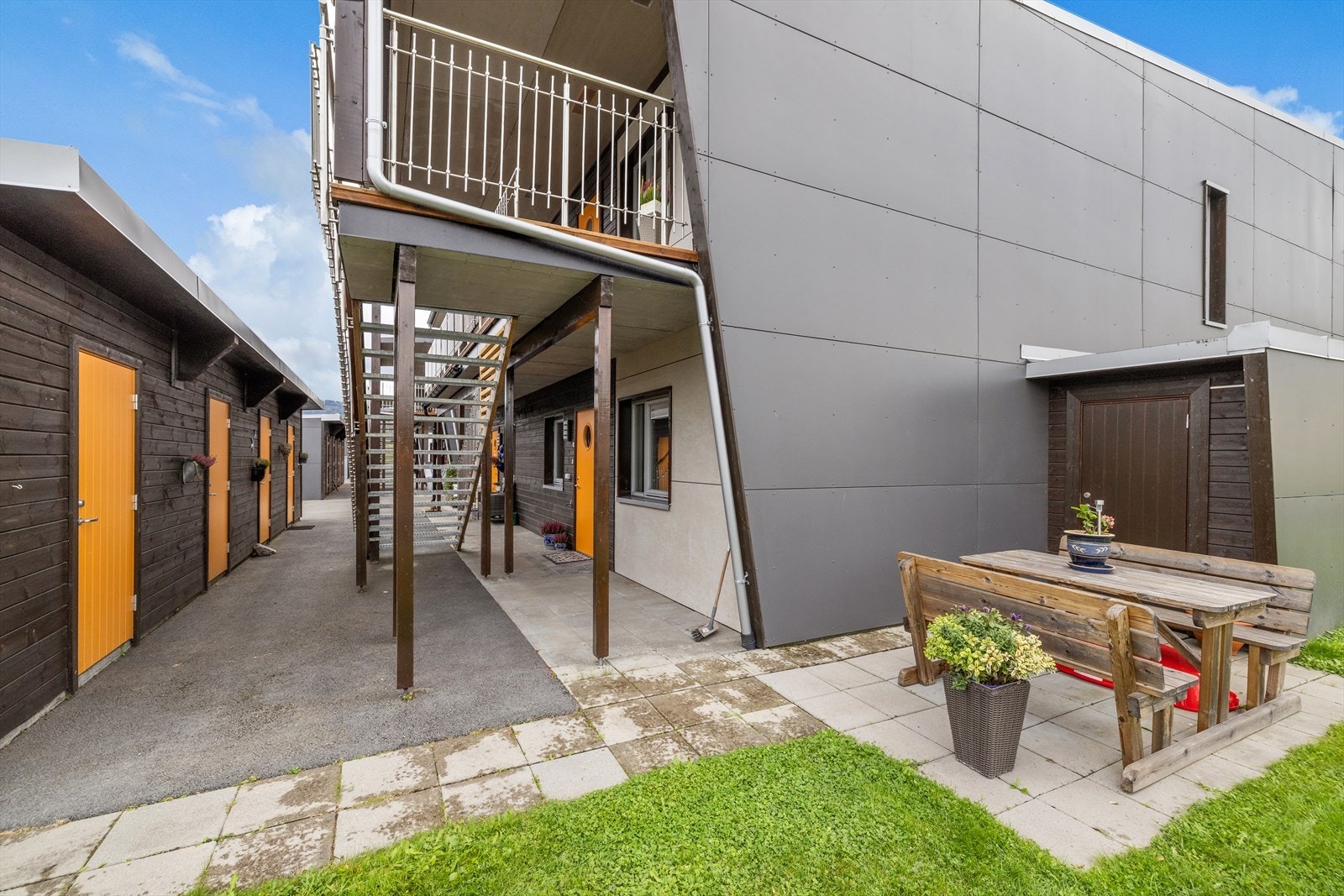 I bakkant av carporten er det en bod Galleribilde