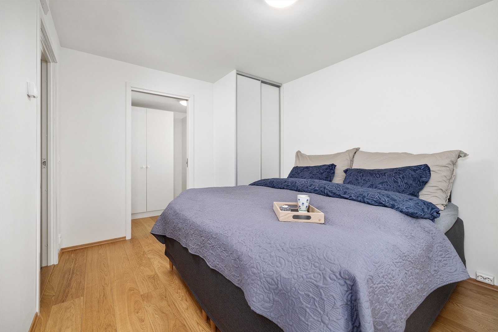 Stort hovedsoverom med praktisk walk-in garderobe Galleribilde