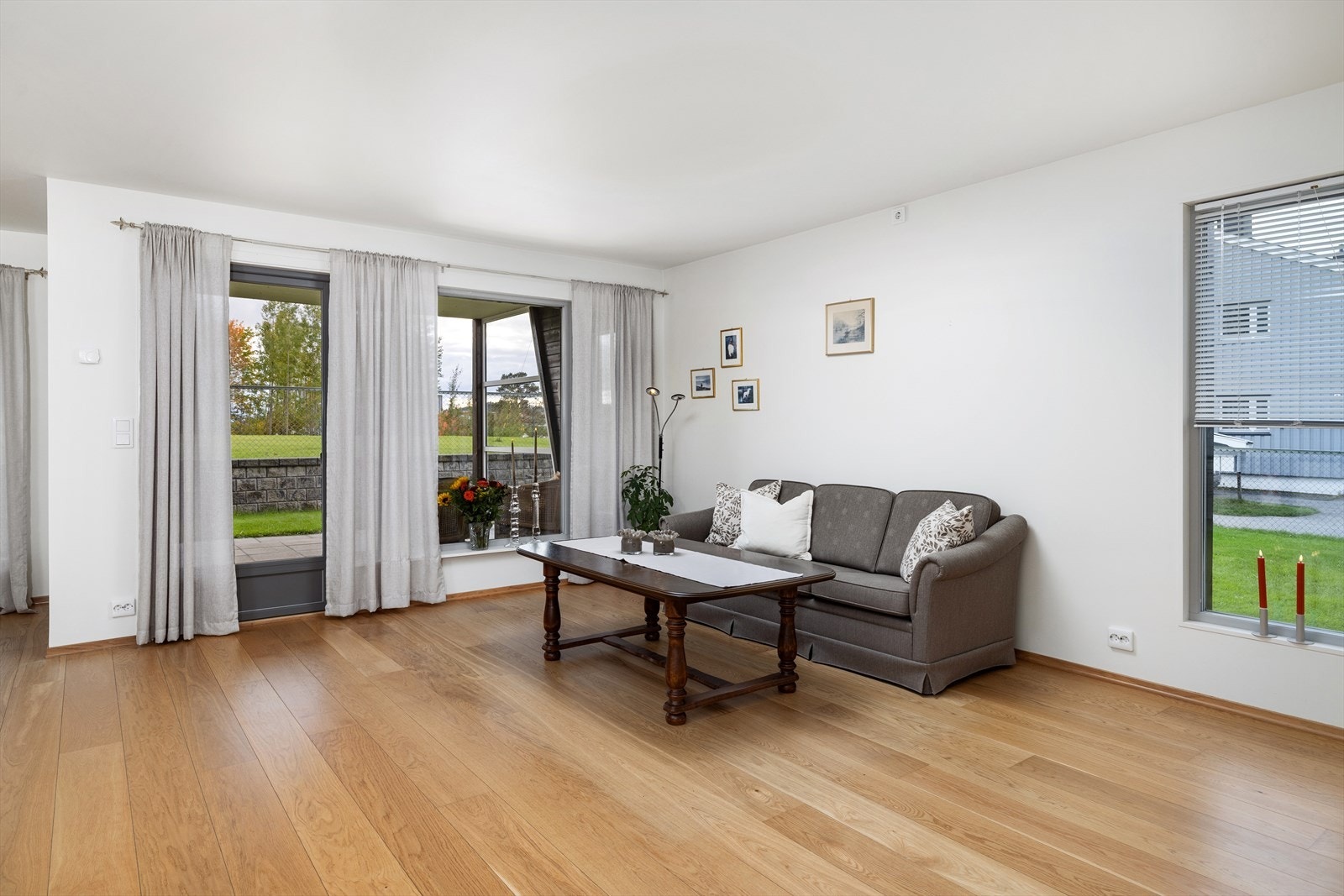 Fra stuen er det utgang til overbygget terrasse Galleribilde