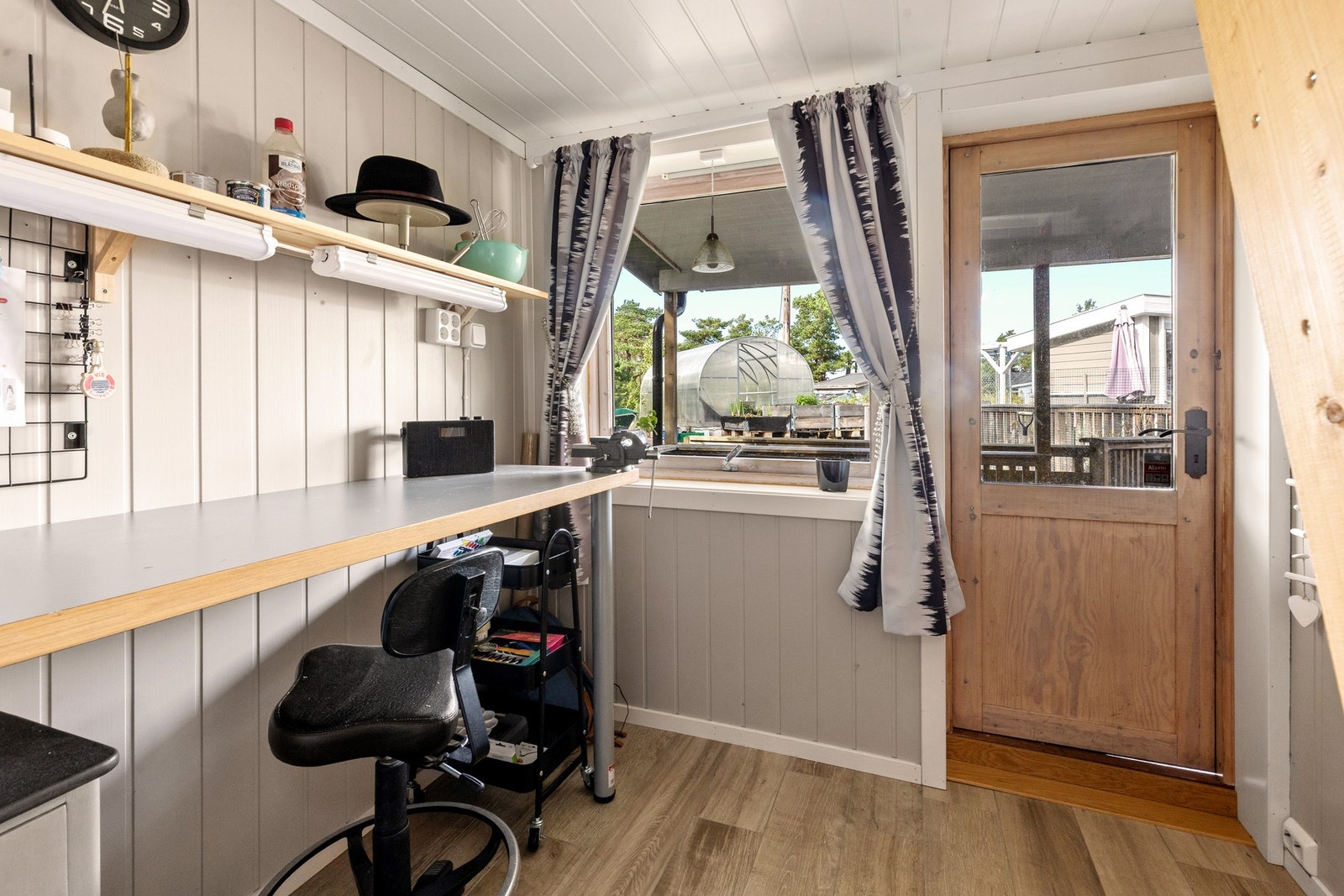 Utvendig bod som er innredet Galleribilde