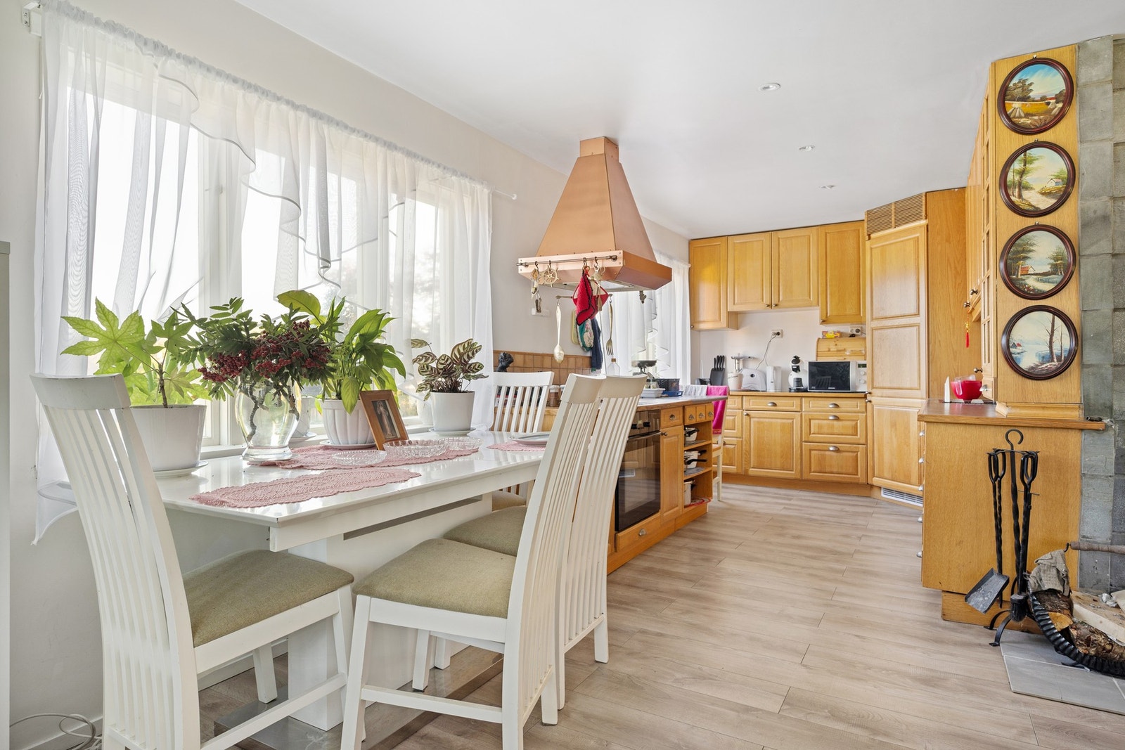 Spisestue i tilknytning til kjøkken Galleribilde