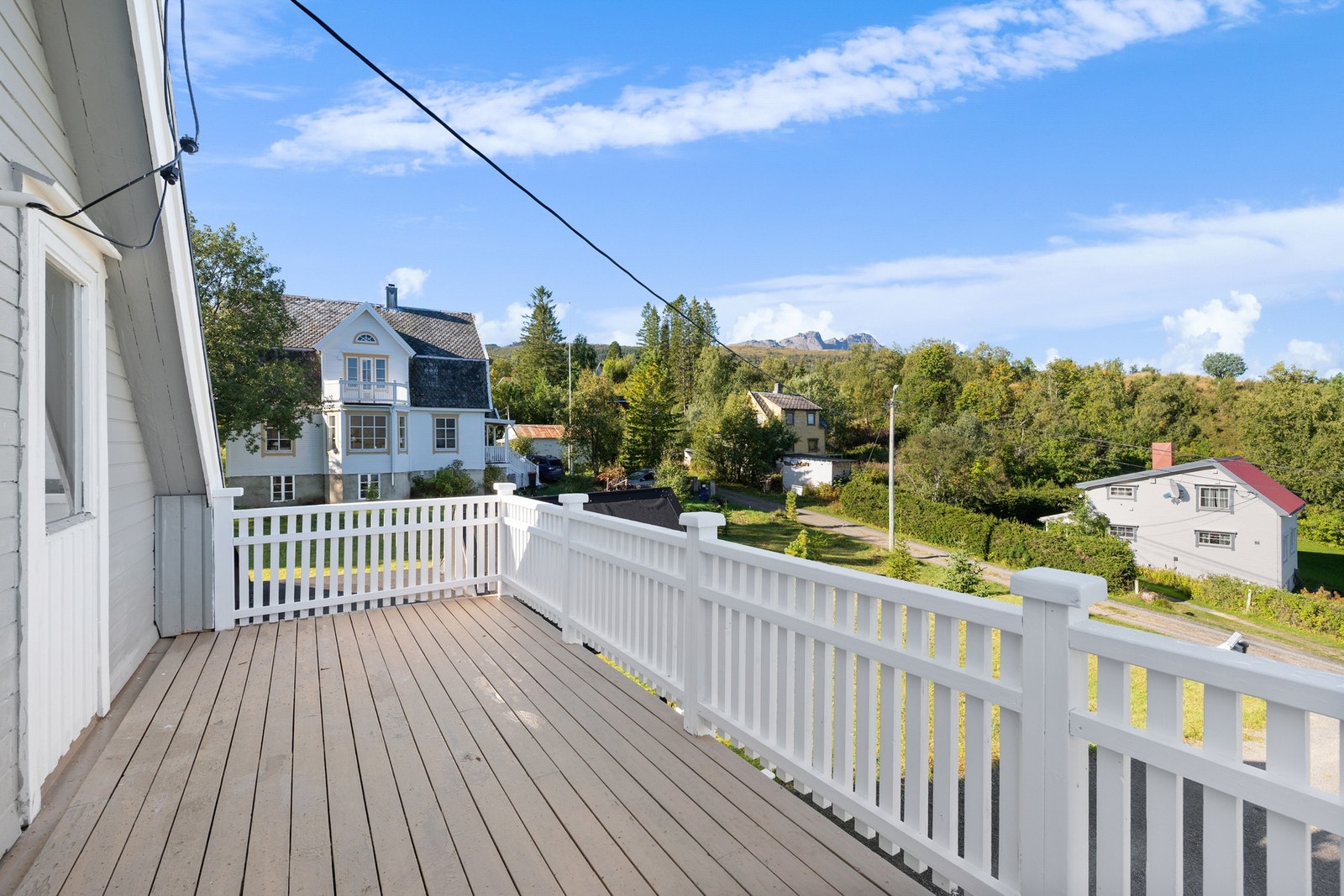 Stor balkong med plass til hyggelig utemøblement Galleribilde