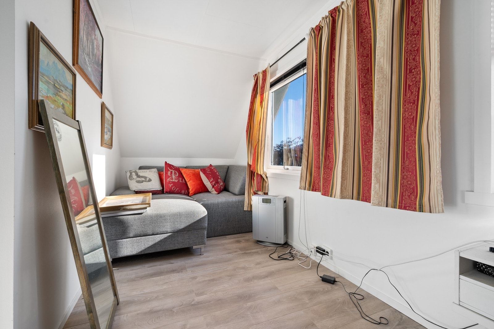 Soverom 3 er i dag innredet som tv-stue Galleribilde