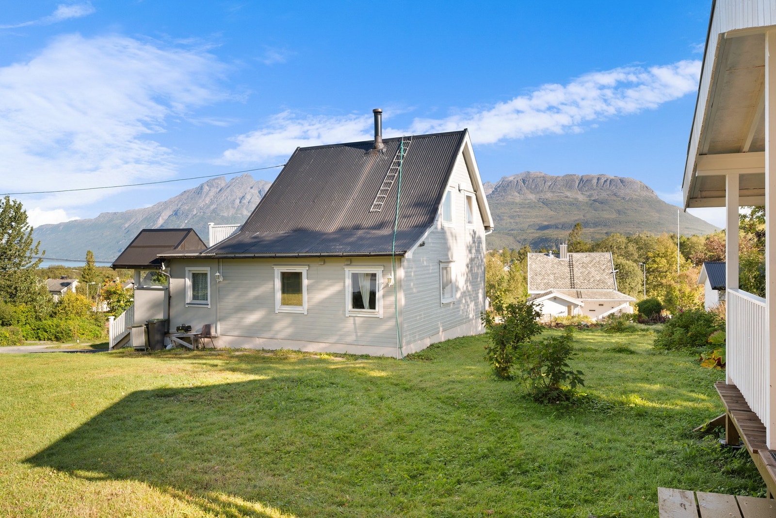 Den store tomta gir gode utearealer på sommerstid Galleribilde