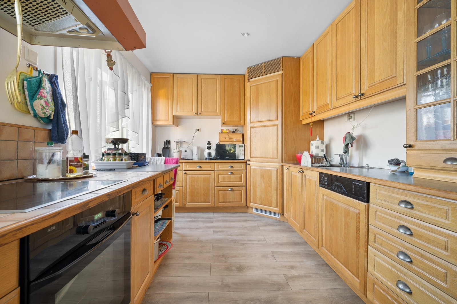 Her er alt av hvitevarer integrert med stekeovn, oppvaskmaskin, platetopp og klølehjørne Galleribilde