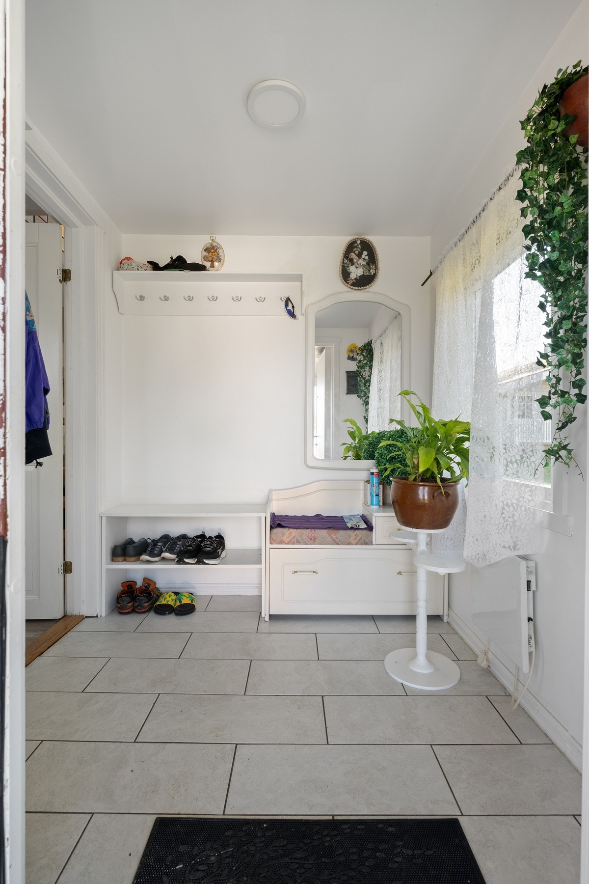 Flislagt entré med god plass til sko og yttertøy Galleribilde