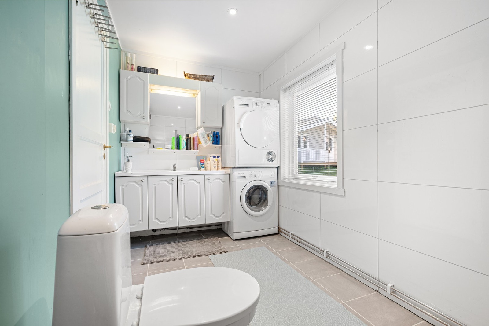 Kombinert bad og vaskerom som ble oppgradert i 2022 Galleribilde