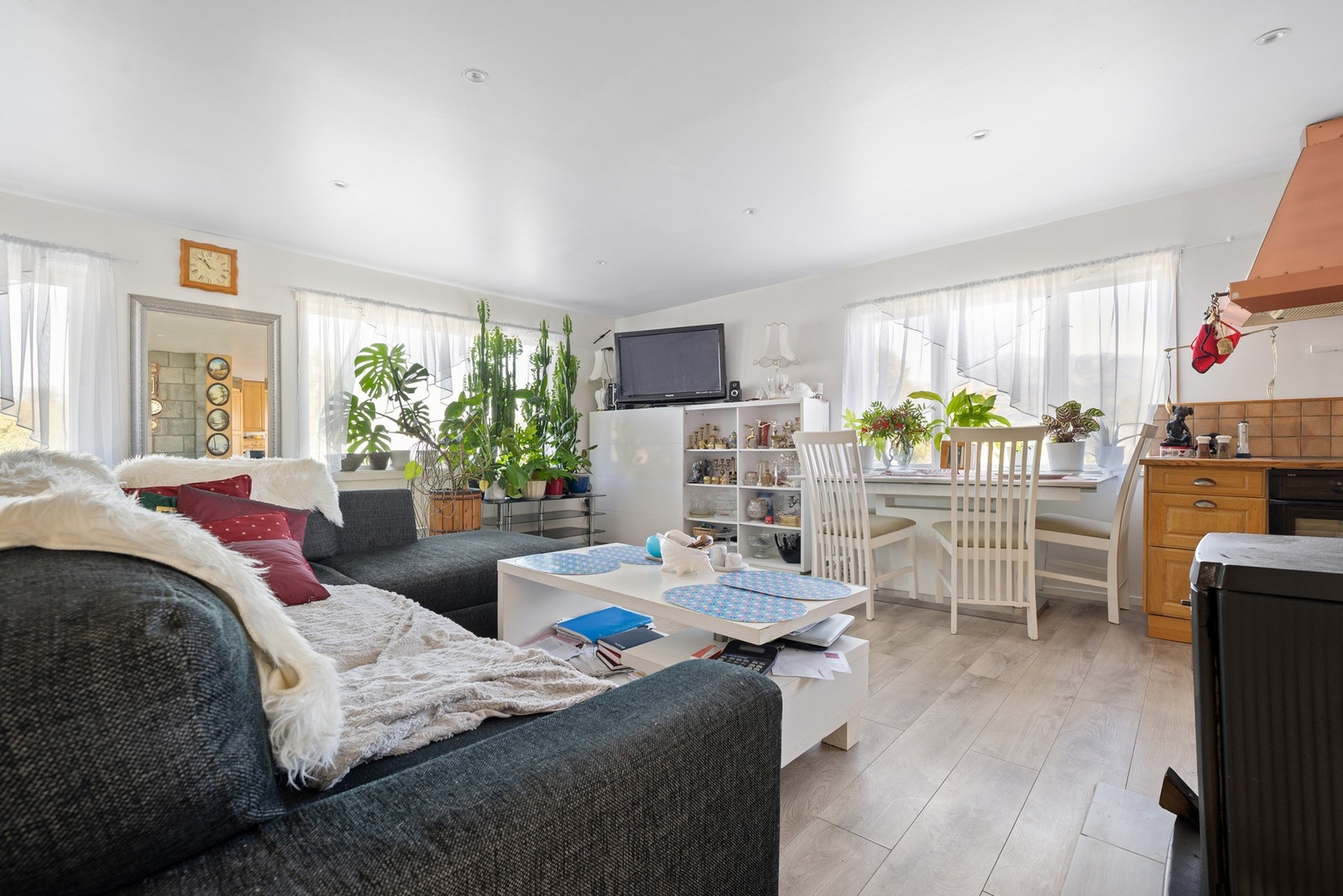 Overflater er oppgradert i nyere tid og gjør stua lys og fin Galleribilde