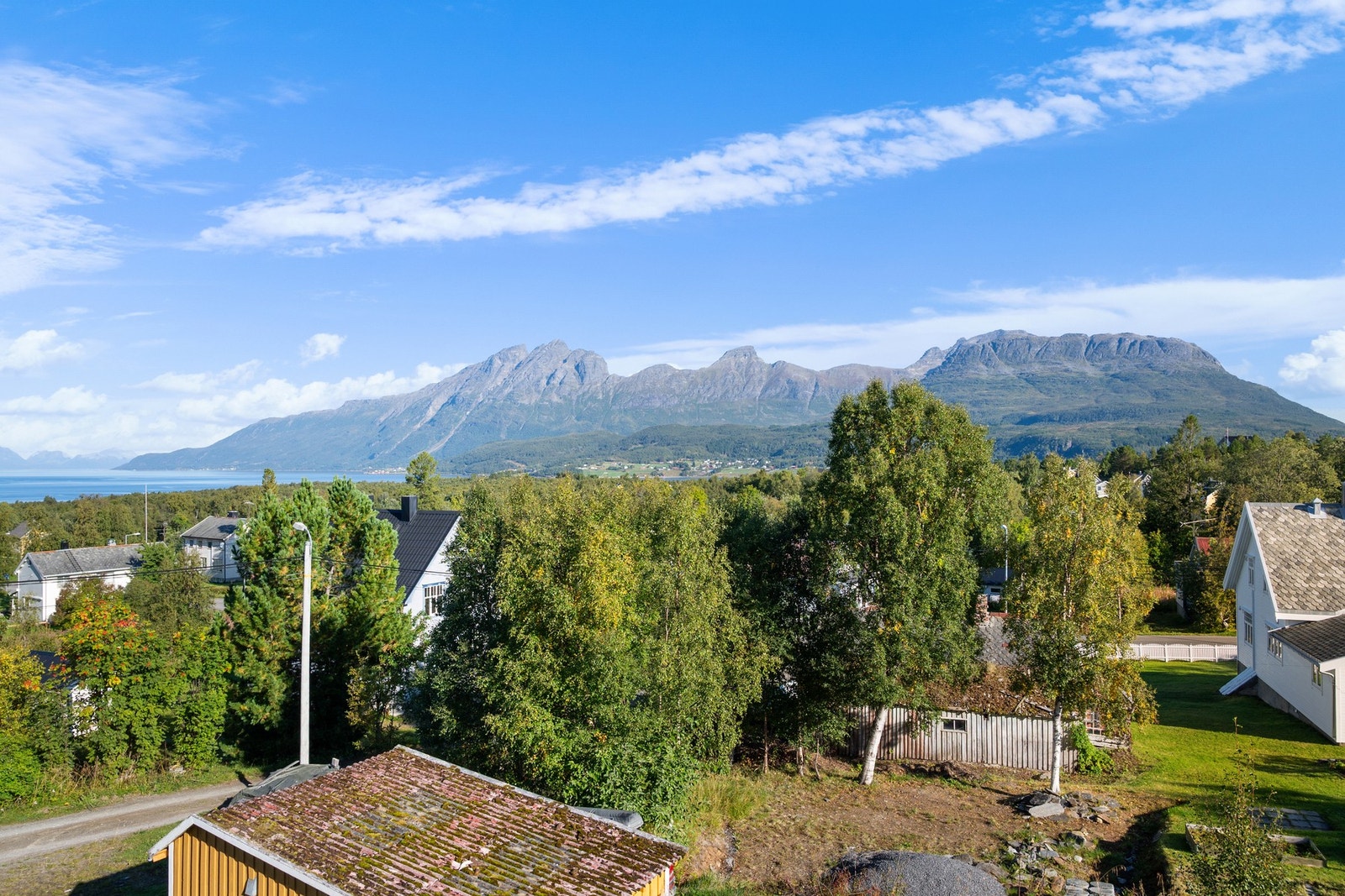 Andørja på andre siden er et eldorado for den fjellglade med mange fine topper over 1000 m, og er kun en kort kjøretur unna via Ibestadtunellen Galleribilde