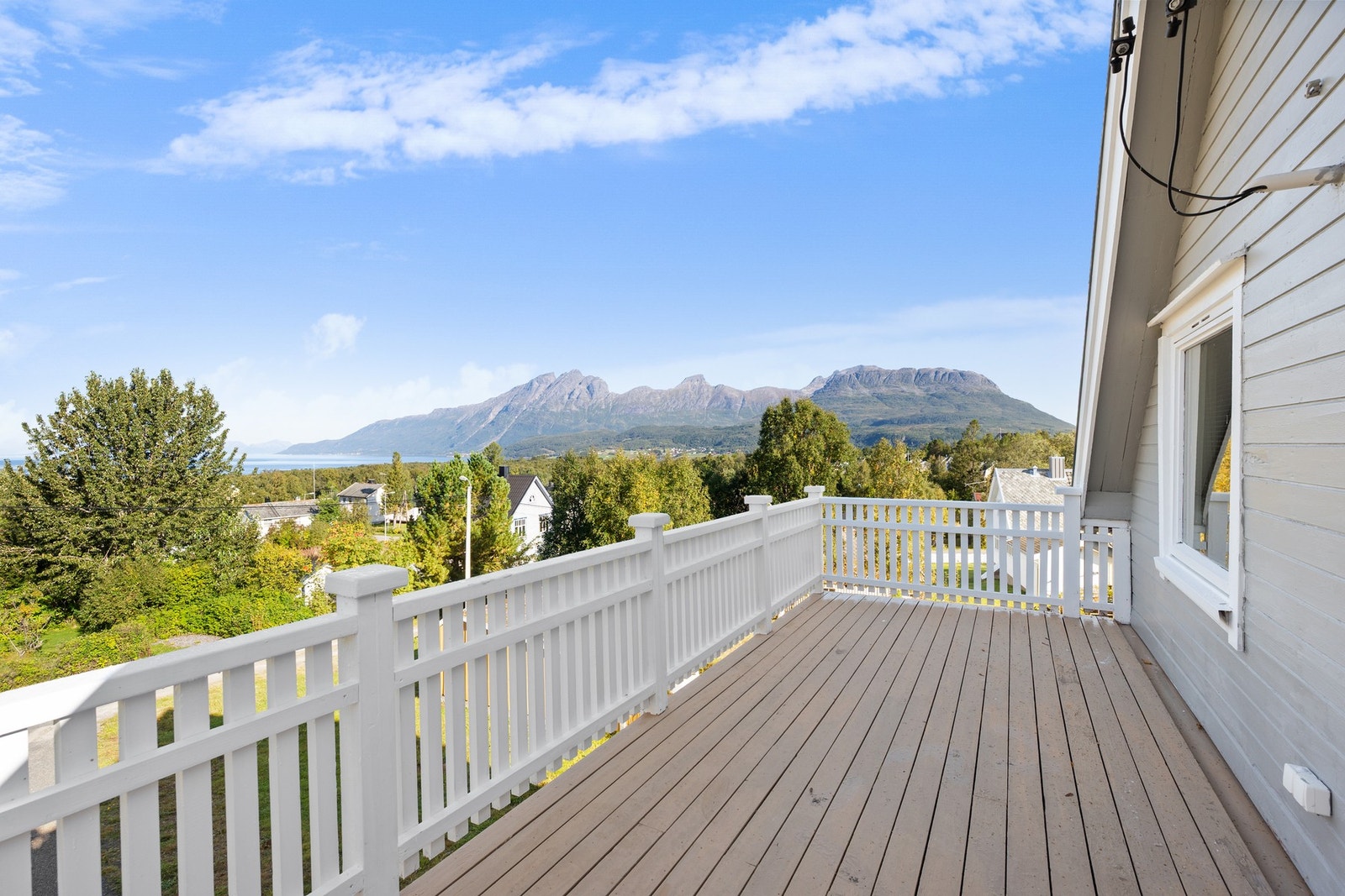 Sjarmerende enebolig med landlig og naturskjønn beliggenhet i Hamnvik Galleribilde