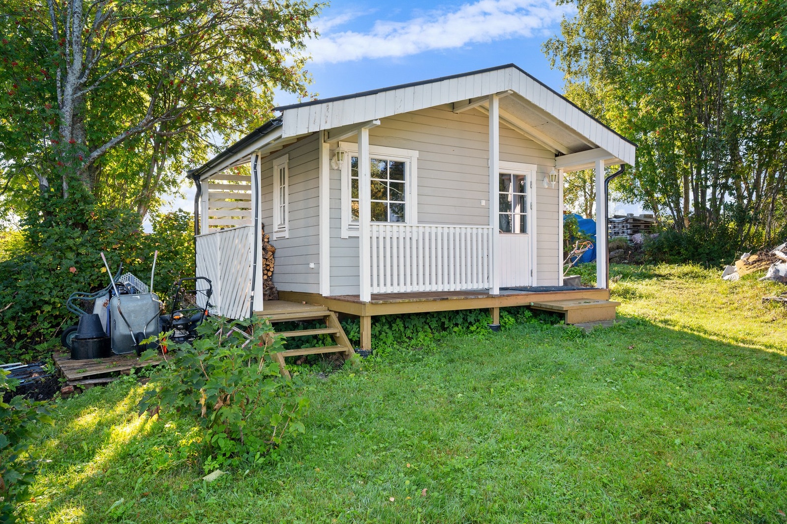 Uthuset på eiendommen kan brukes til lagring av hageredskaper eller en lekestue for de minste Galleribilde