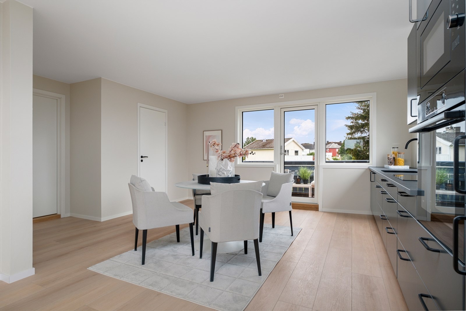 Stue og kjøkken i åpen løsning som strekker seg over 39m² med mange møbleringsmuligheter. Galleribilde