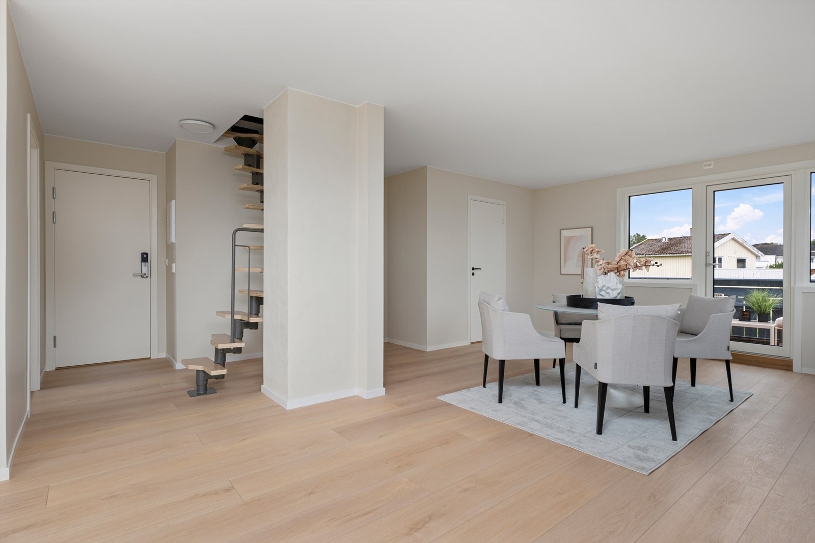 Det er etablert innvendig trapp mellom 2. etasje og loft, i tillegg til at det er adkomst til begge etasjene via felles trapperom. Galleribilde