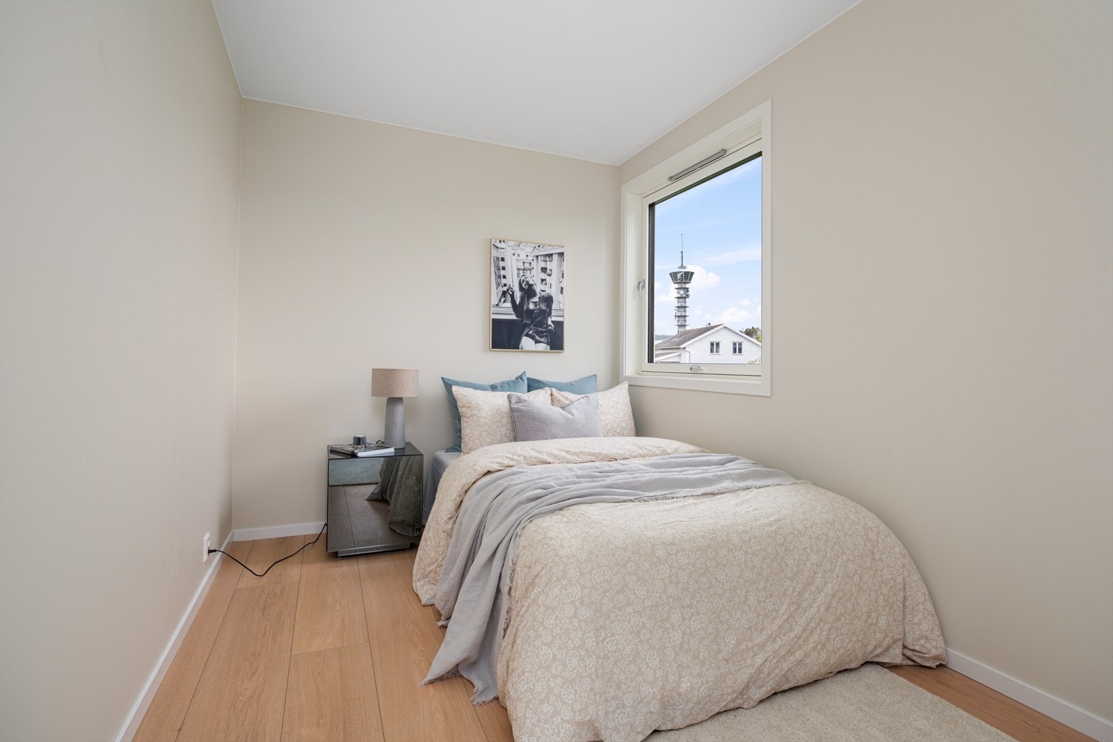 Det største av de to soverommene har et areal på 9m² med vindu mot hagen, på boligens bakside. Galleribilde